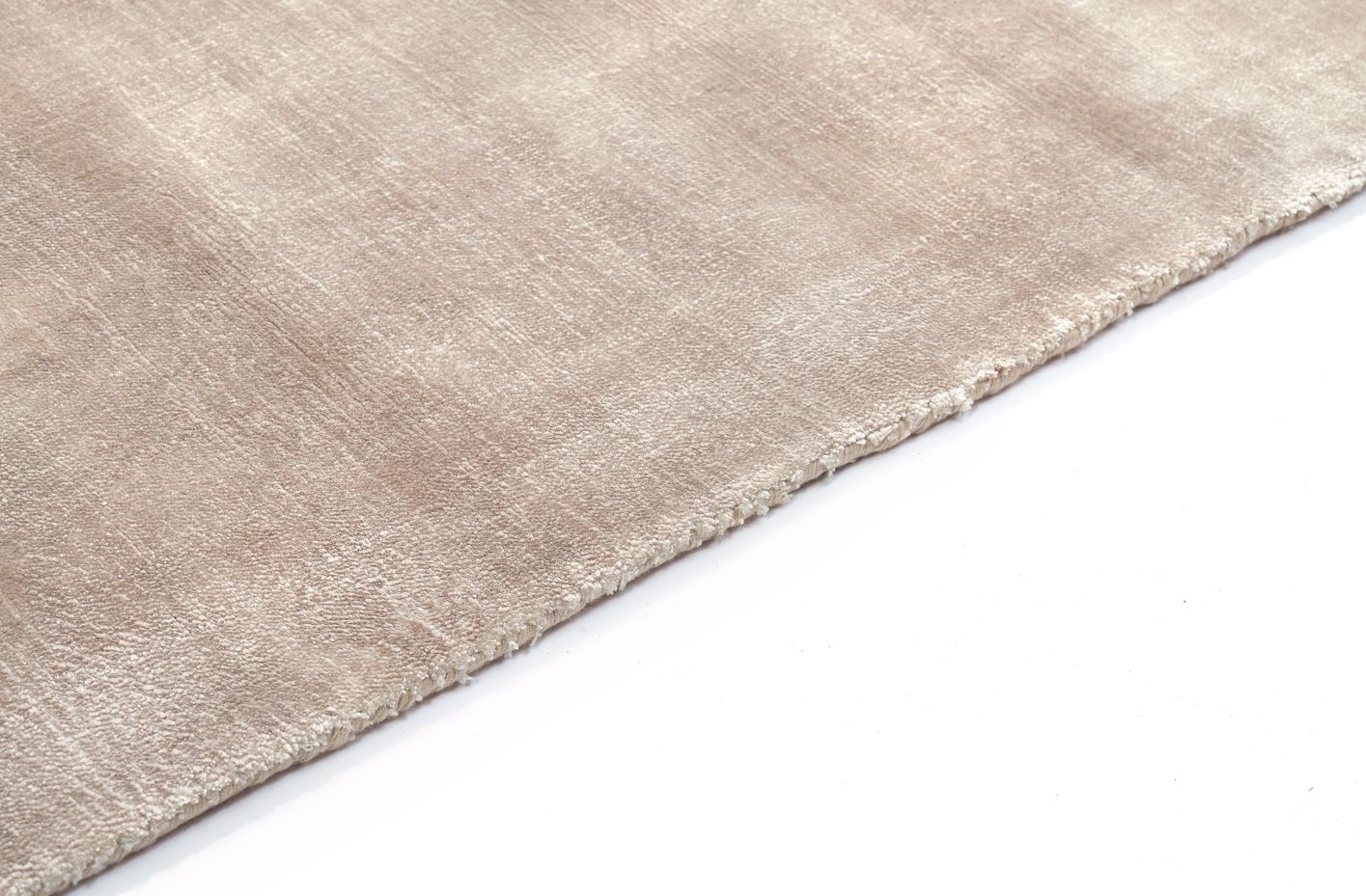 Tapis rectangulaire beige et sable. Tissage texturé, relief subtil, aspect tactile doux. Ambiance chaleureuse