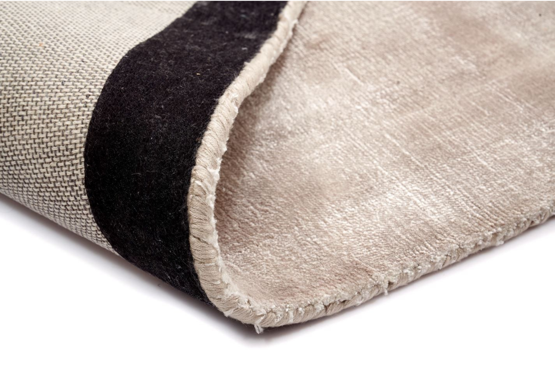 Tapis épais, doux et confortable. Densité visible. Beige et noir. Pièce chaleureuse. Forme rectangulaire