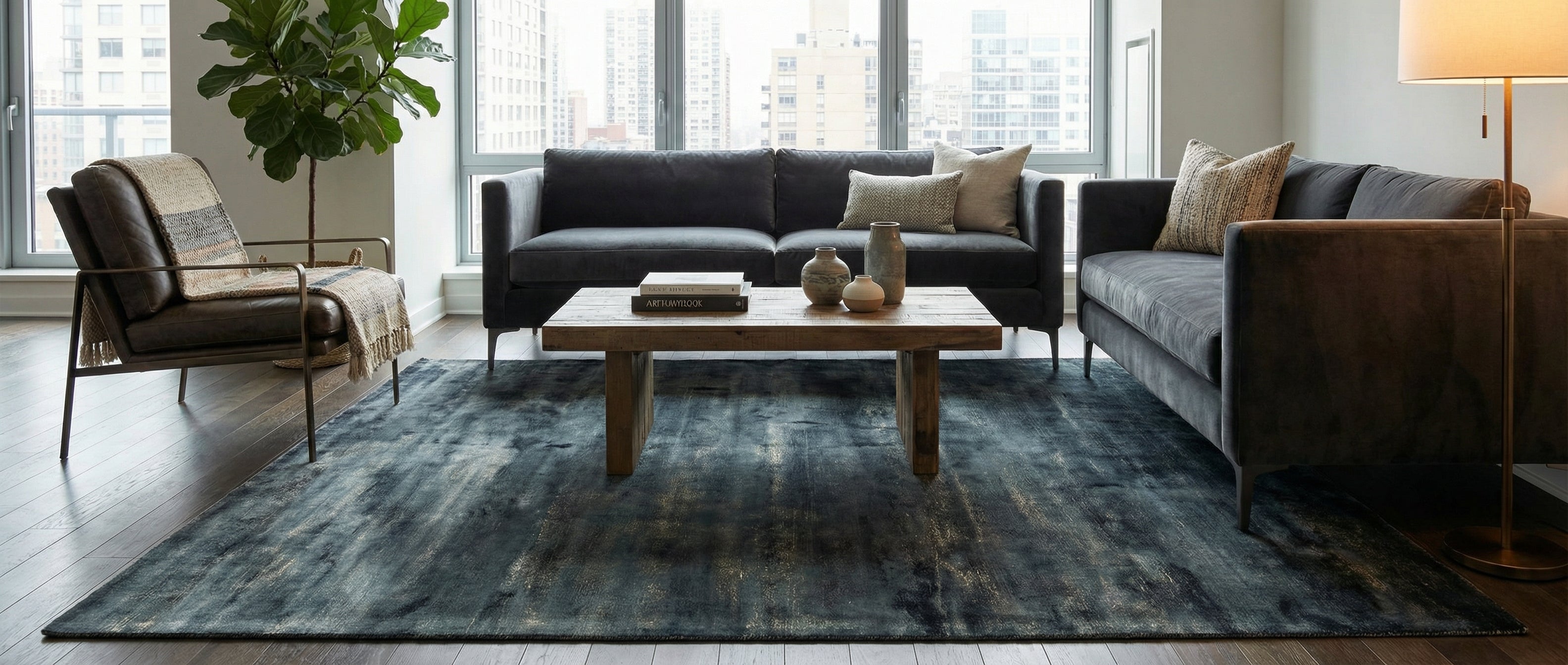 Le tapis rectangulaire bleu et gris transforme la pièce, créant une harmonie avec l'ambiance et les couleurs existantes