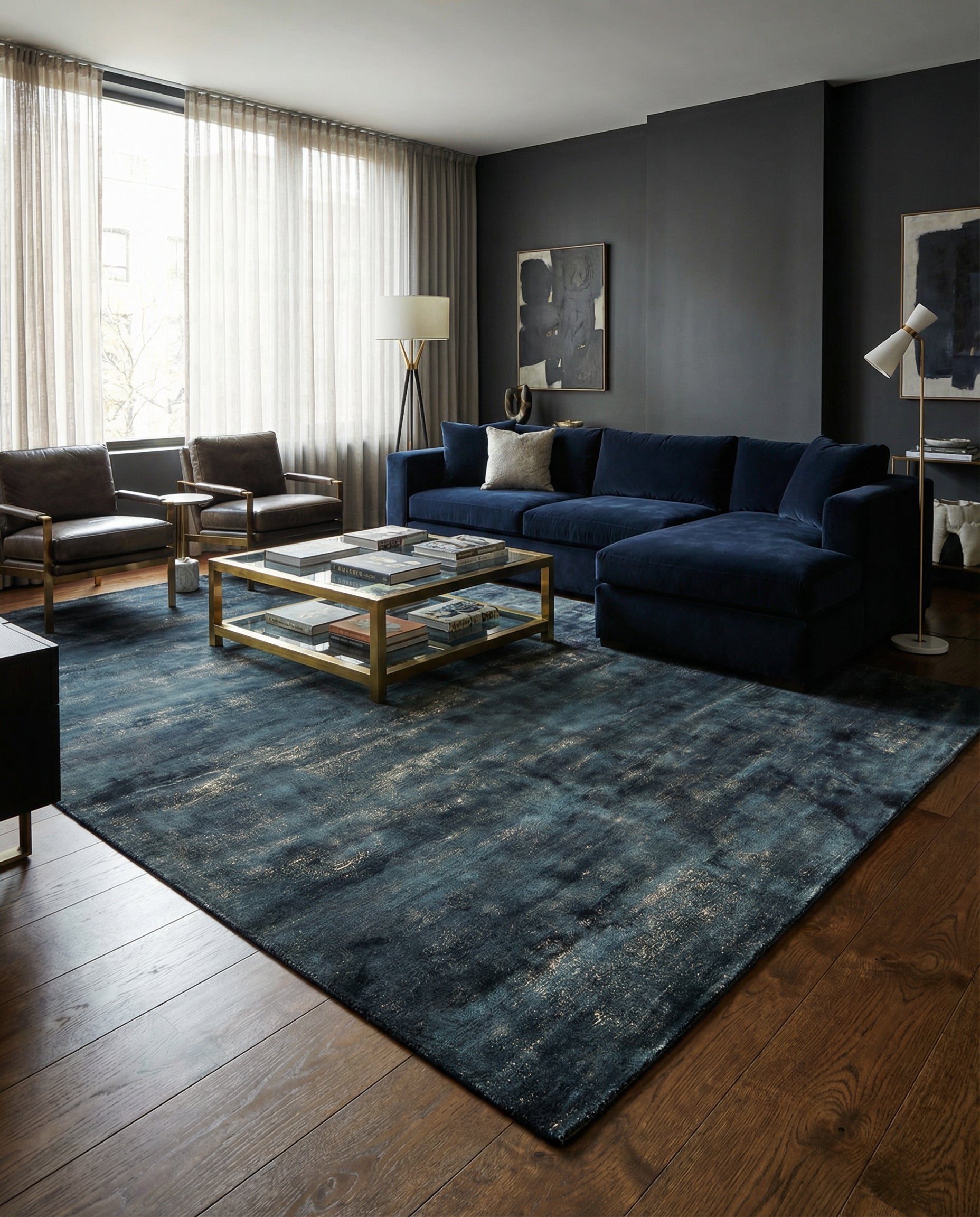 Tapis rectangulaire bleu et doré dans un salon. Il ajoute de la couleur et crée une ambiance chaleureuse