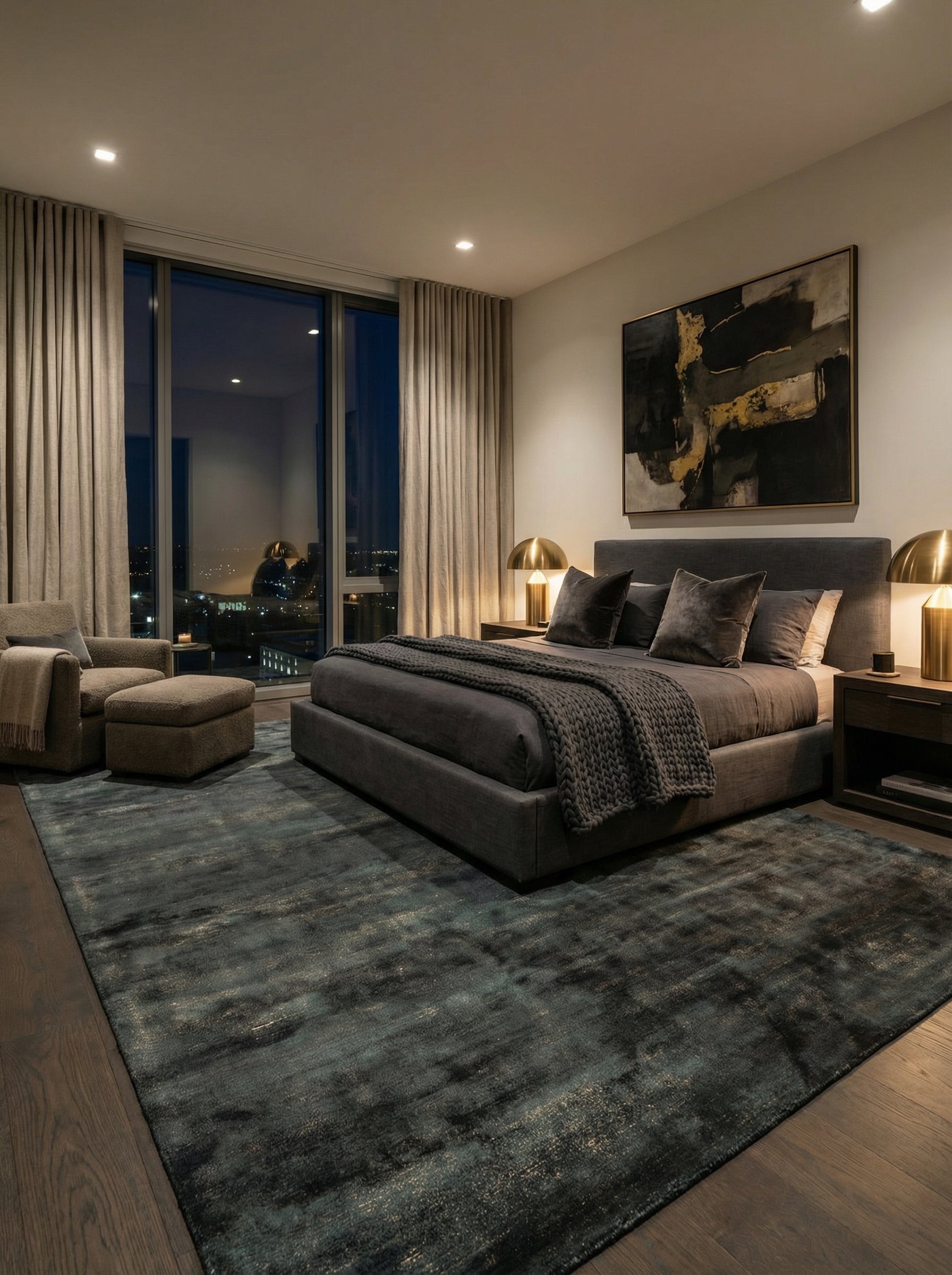 Tapis rectangulaire bleu-gris dans une chambre moderne. Harmonie avec les tons neutres, ambiance feutrée