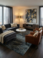 Tapis rectangulaire bleu et gris. Design épuré, style contemporain. Ambiance chaleureuse dans le salon