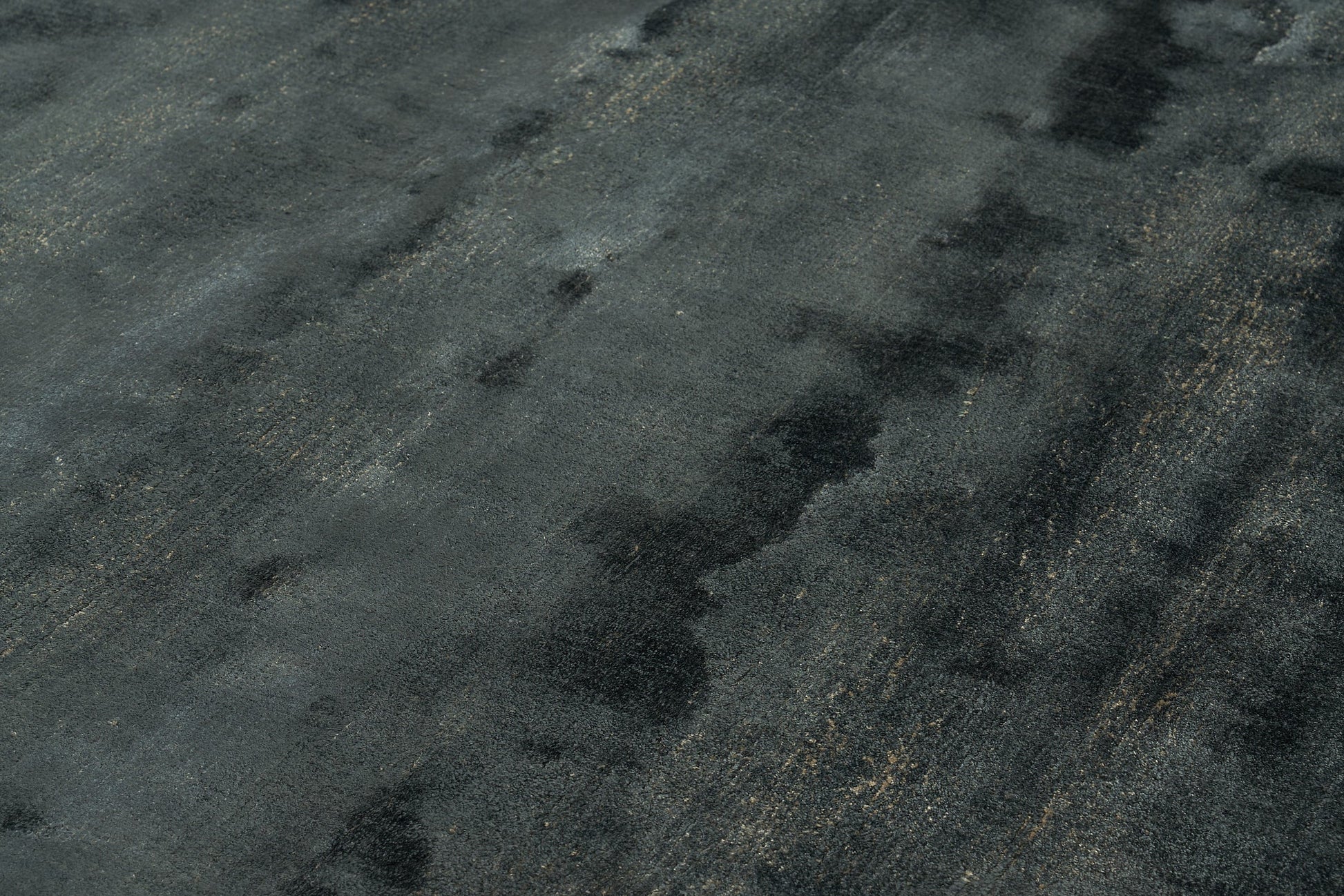 Tapis texturé, tissage serré, relief subtil. Aspect tactile, couleurs gris et bleu. Ambiance feutrée. Forme rectangulaire