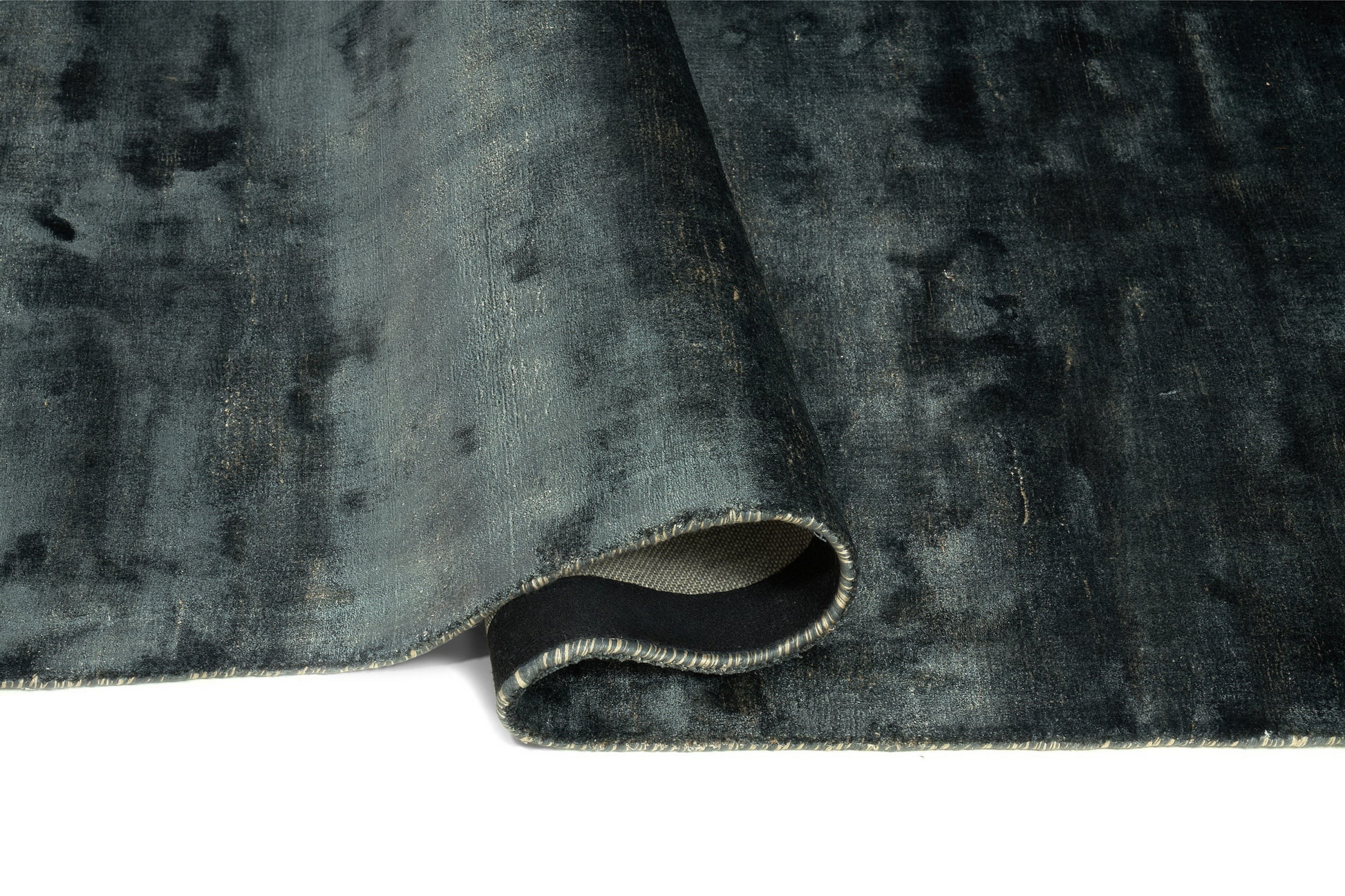 Tapis rectangulaire bleu-gris, densité et moelleux apparents. Confort visuel