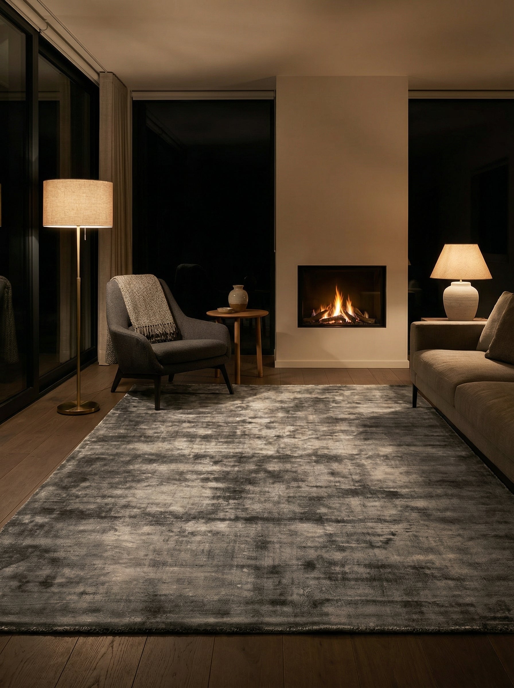Tapis rectangulaire gris et acier, ambiance cosy. Lumière chaude, pièce chaleureuse
