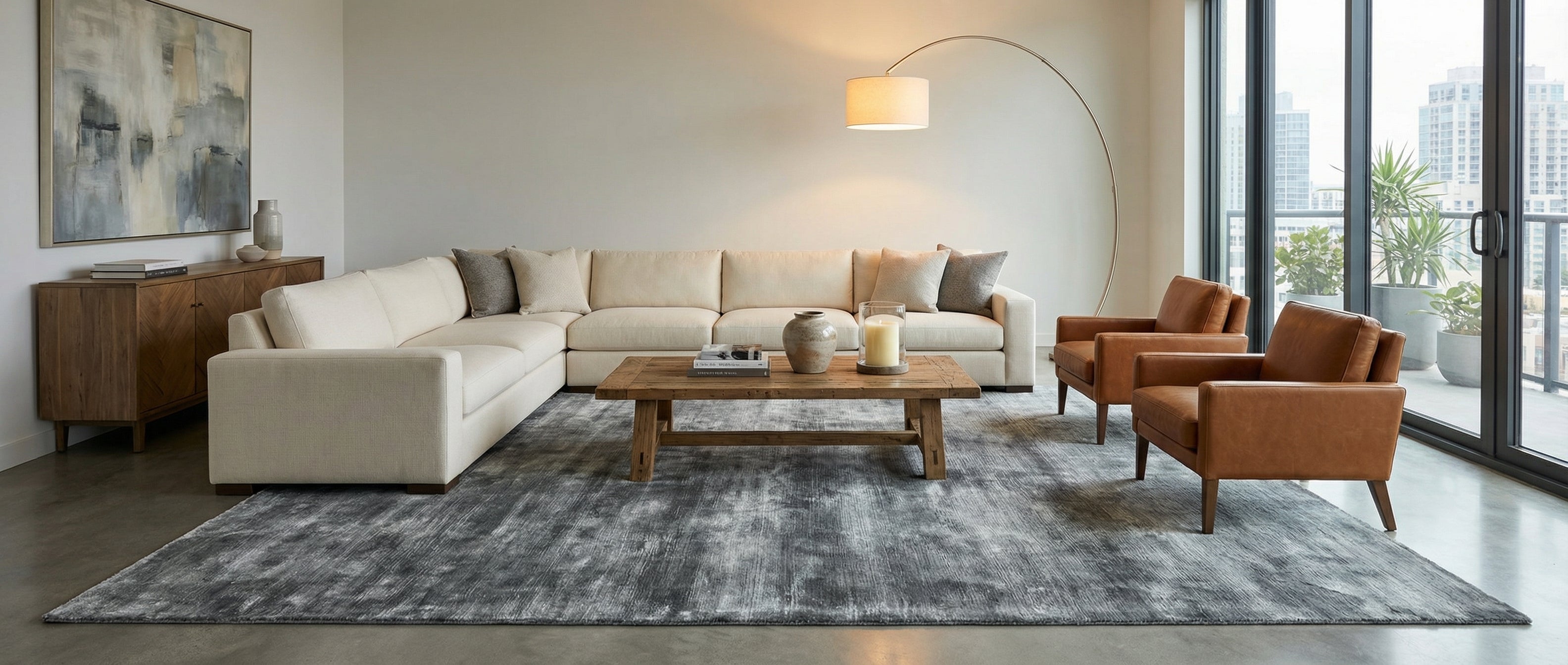 Le tapis gris transforme la pièce, créant une harmonie avec le mobilier et l'ambiance