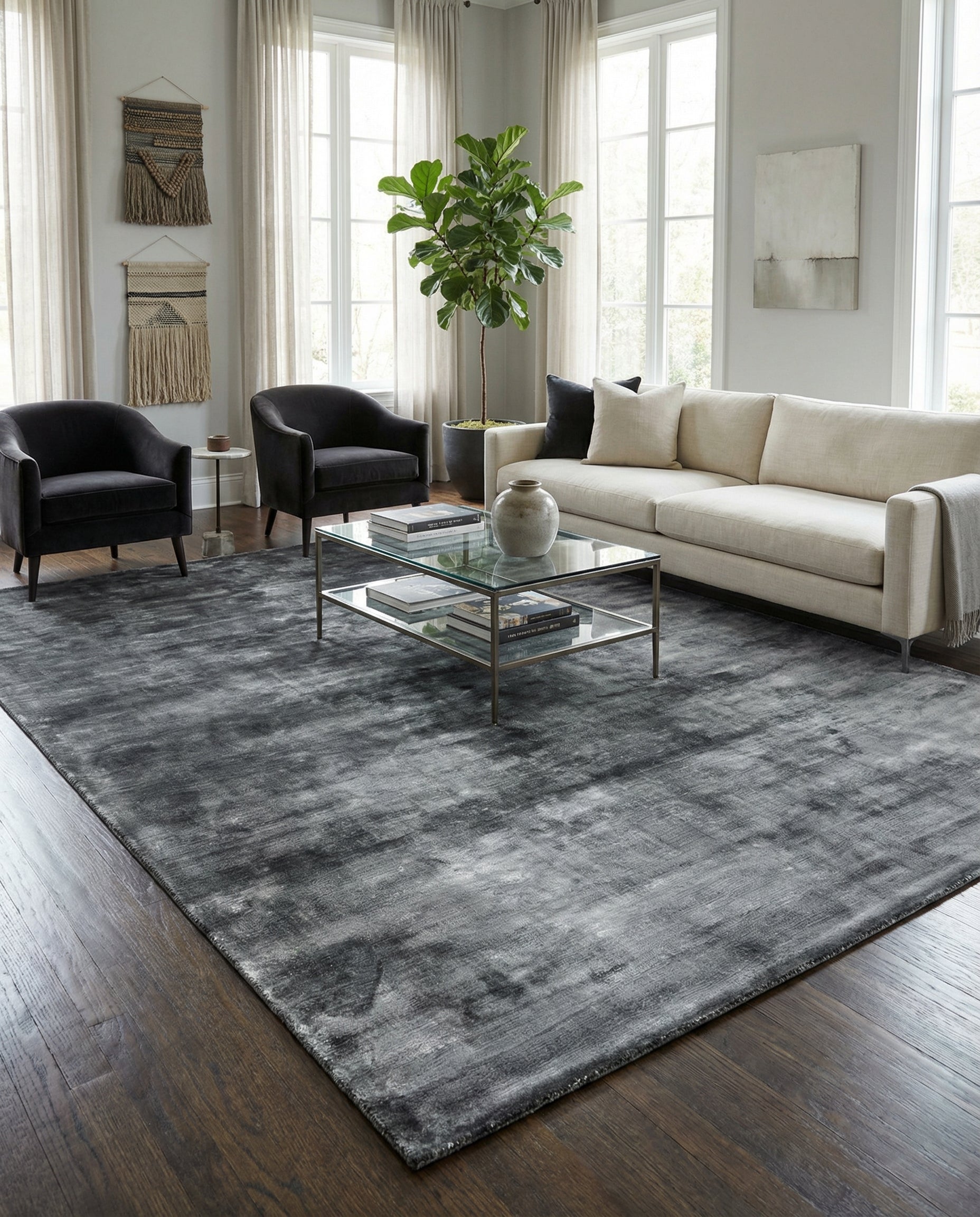Tapis rectangulaire gris et acier, pièce moderne. Ambiance chaleureuse, le tapis ancre l'espace