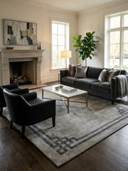 Tapis gris rectangulaire au design épuré. Style contemporain dans un salon