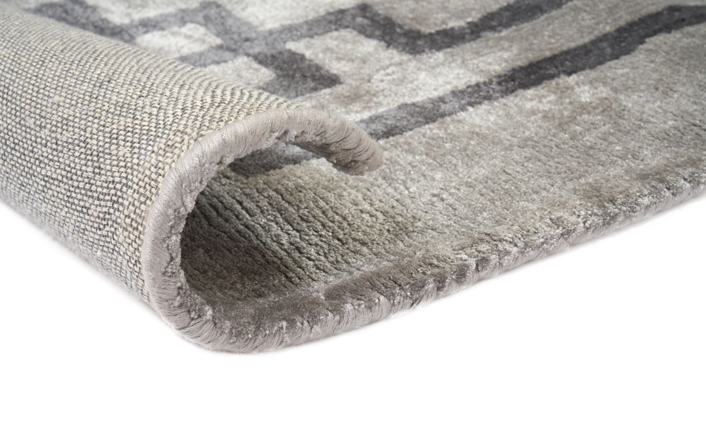 Tapis gris clair, rectangulaire. Dense, moelleux, offrant un confort apparent. Motif géométrique. Ambiance feutrée