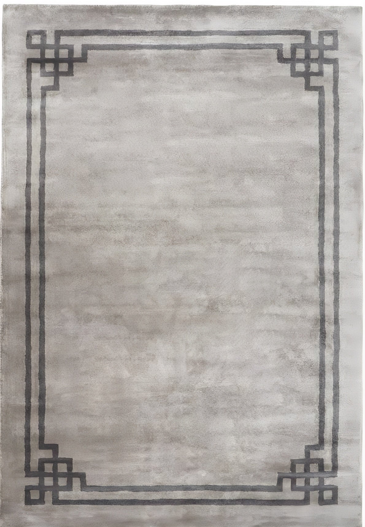 Tapis rectangulaire gris clair avec motif géométrique sombre en bordure, ambiance sobre
