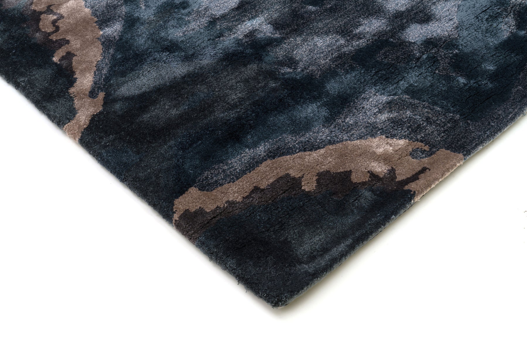 Tapis rectangulaire bleu et marron, finition de qualité. Ambiance contemporaine
