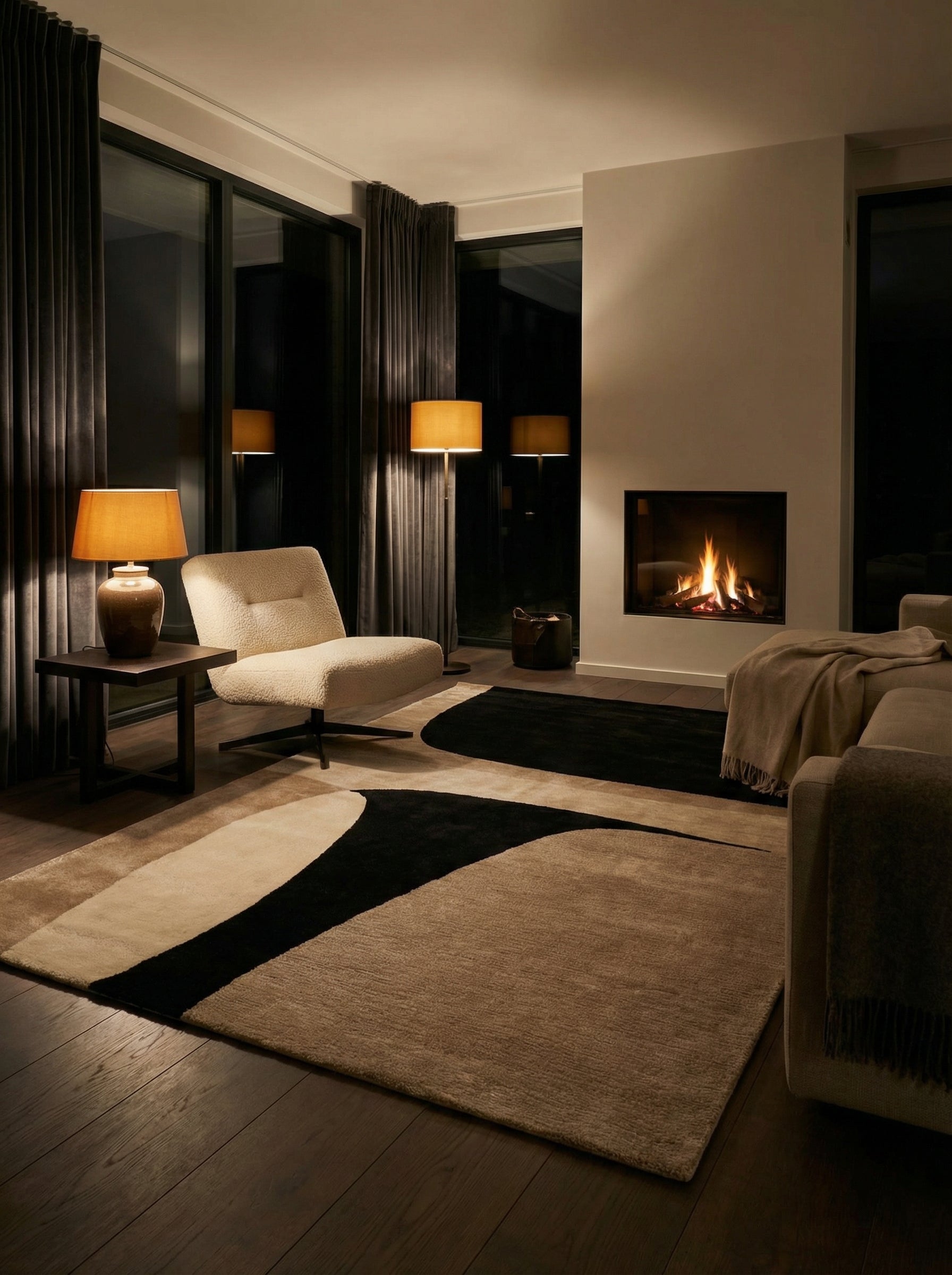 Tapis rectangulaire beige et noir. Lumière chaude, ambiance cosy dans la pièce