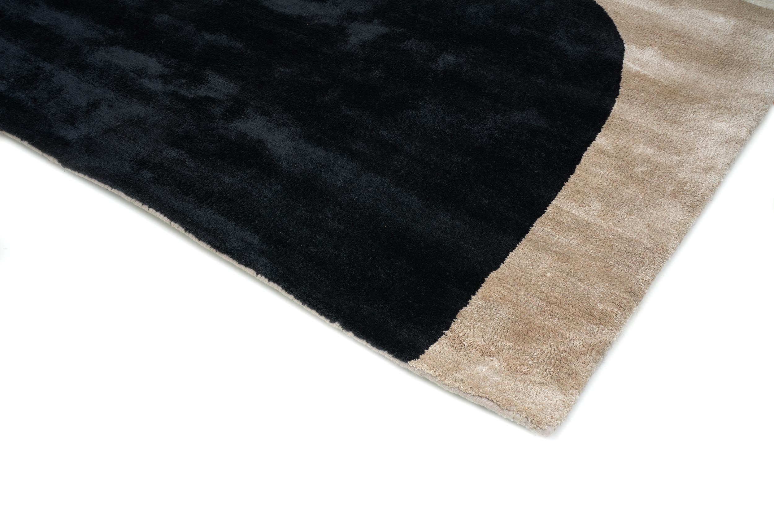 Tapis rectangulaire, bordure beige, centre noir, finition moelleuse, ambiance moderne