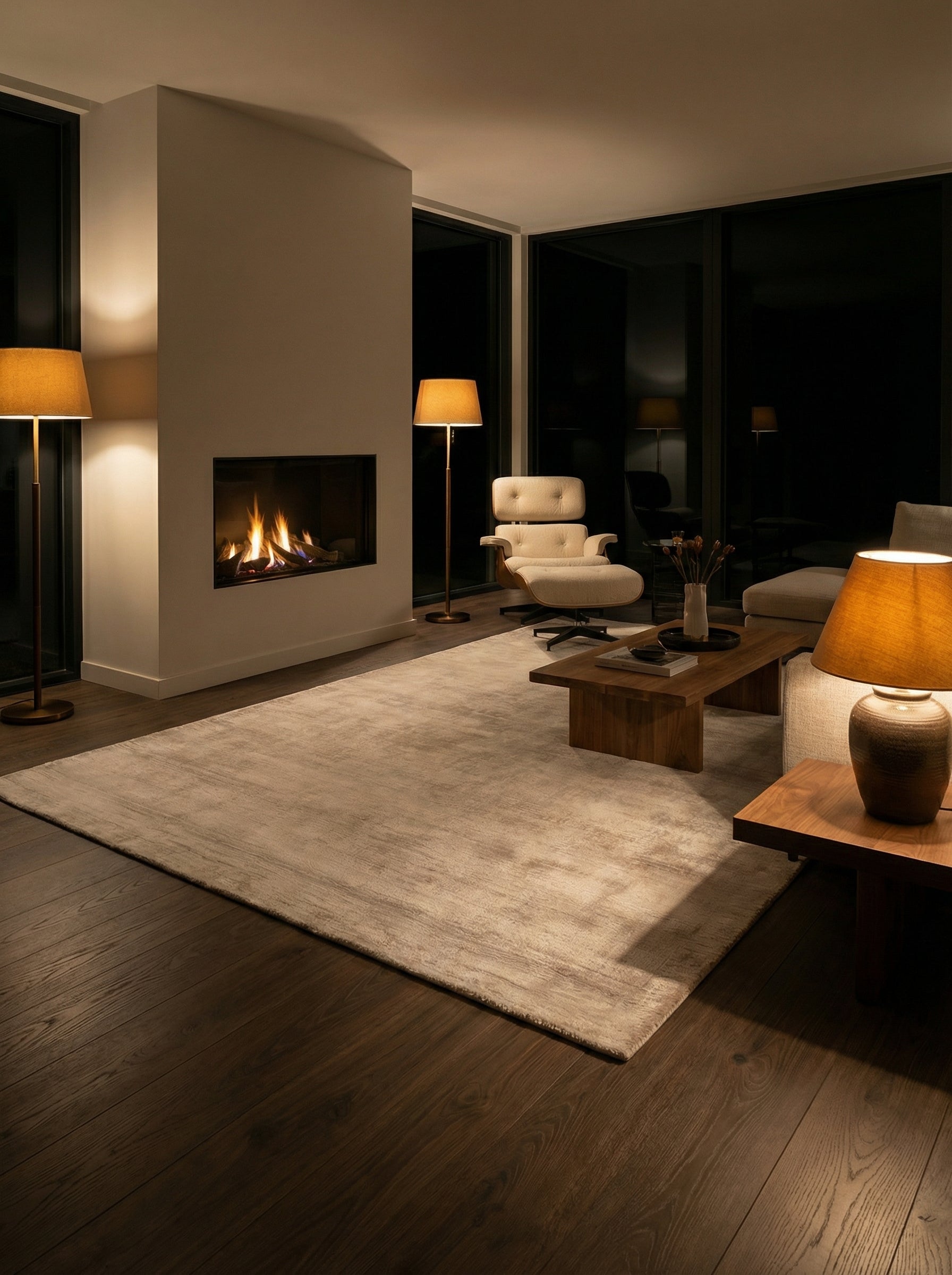 Tapis rectangulaire gris argenté, lumière chaude, ambiance cosy dans une pièce sombre