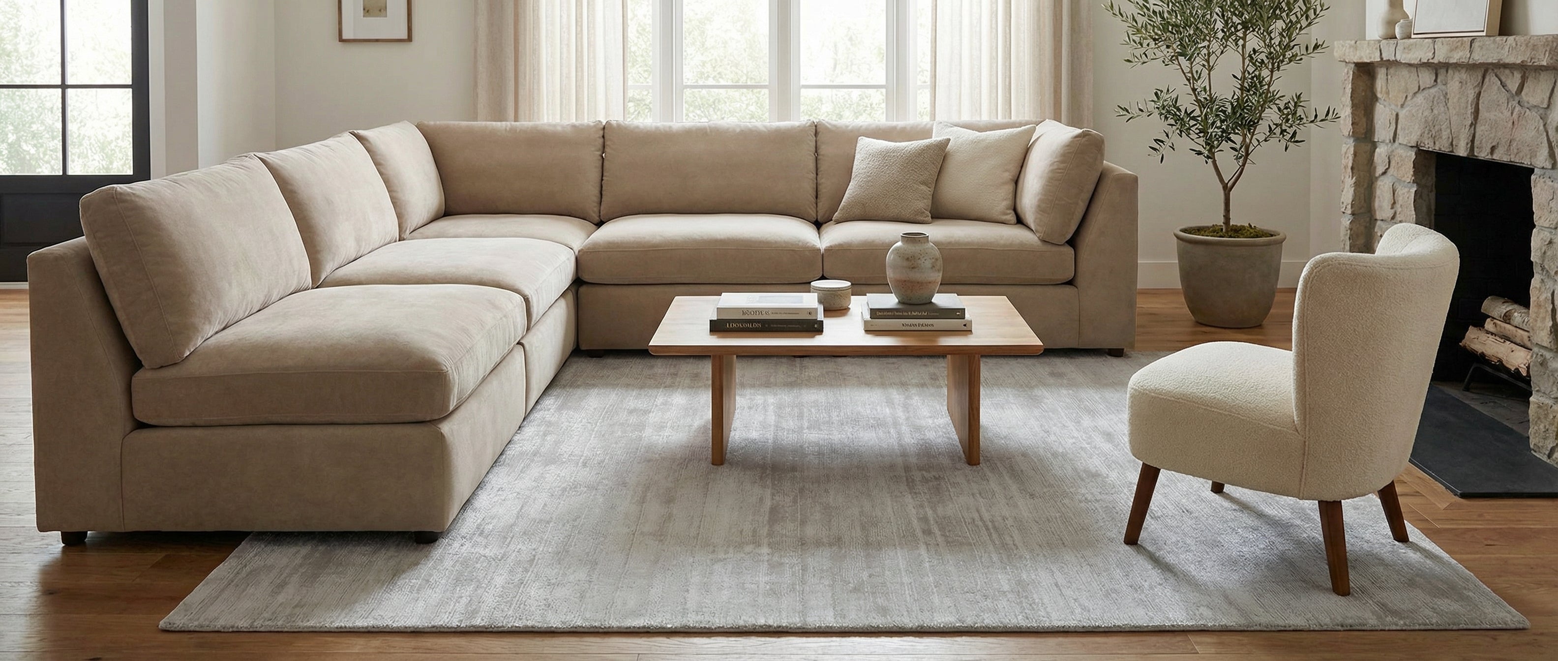 Le tapis rectangulaire gris clair transforme la pièce. Il crée une harmonie douce et chaleureuse