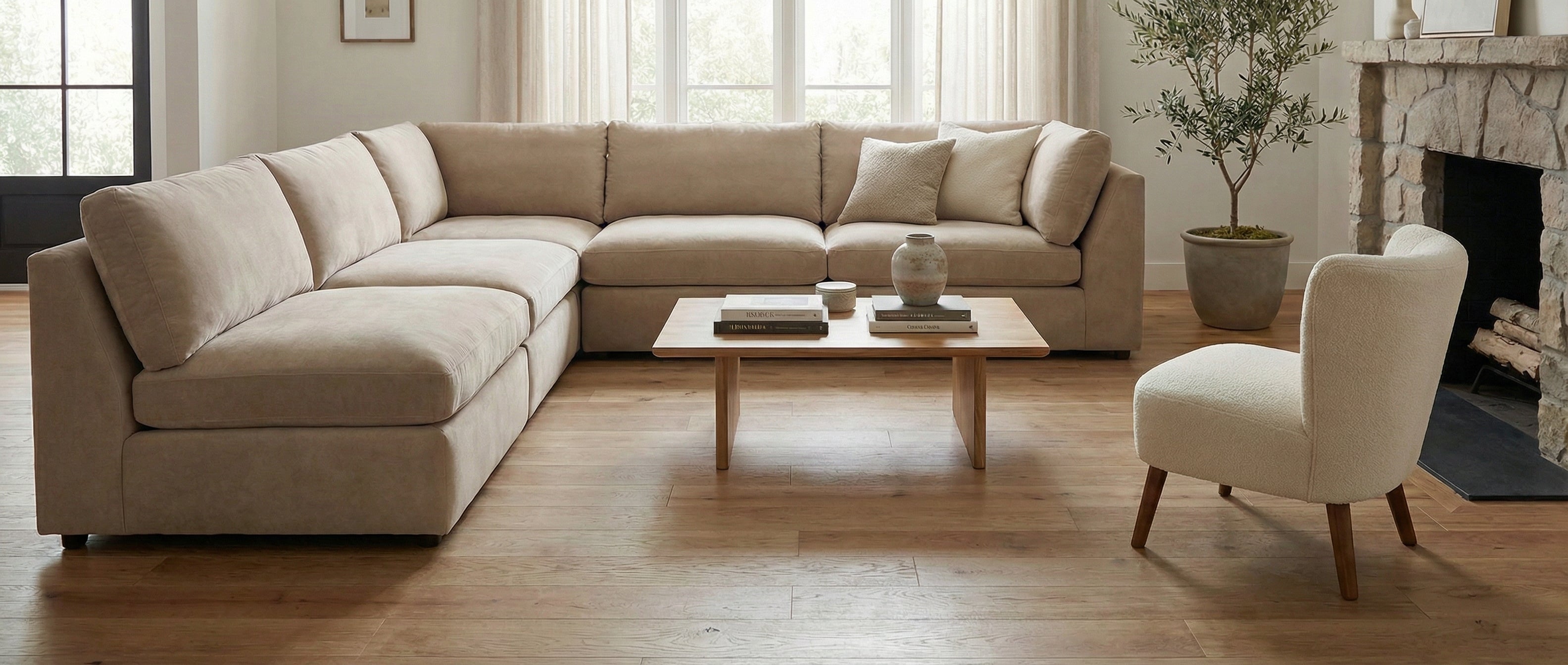 Pièce lumineuse, parquet clair, canapé beige. Espace vide pour un tapis rectangulaire, ambiance chaleureuse. Potentiel déco