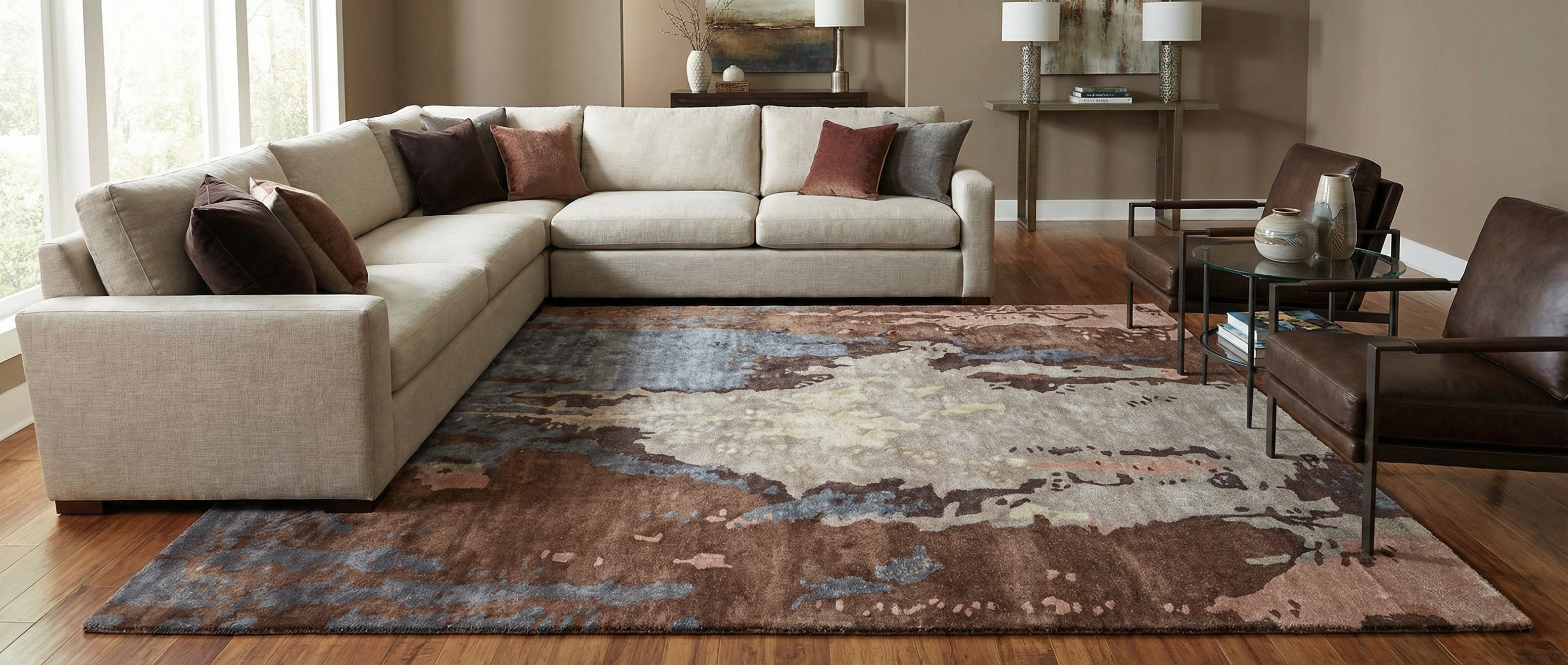 Le tapis rectangulaire transforme la pièce. Harmonie créée par les couleurs naturelles et l'ambiance chaleureuse