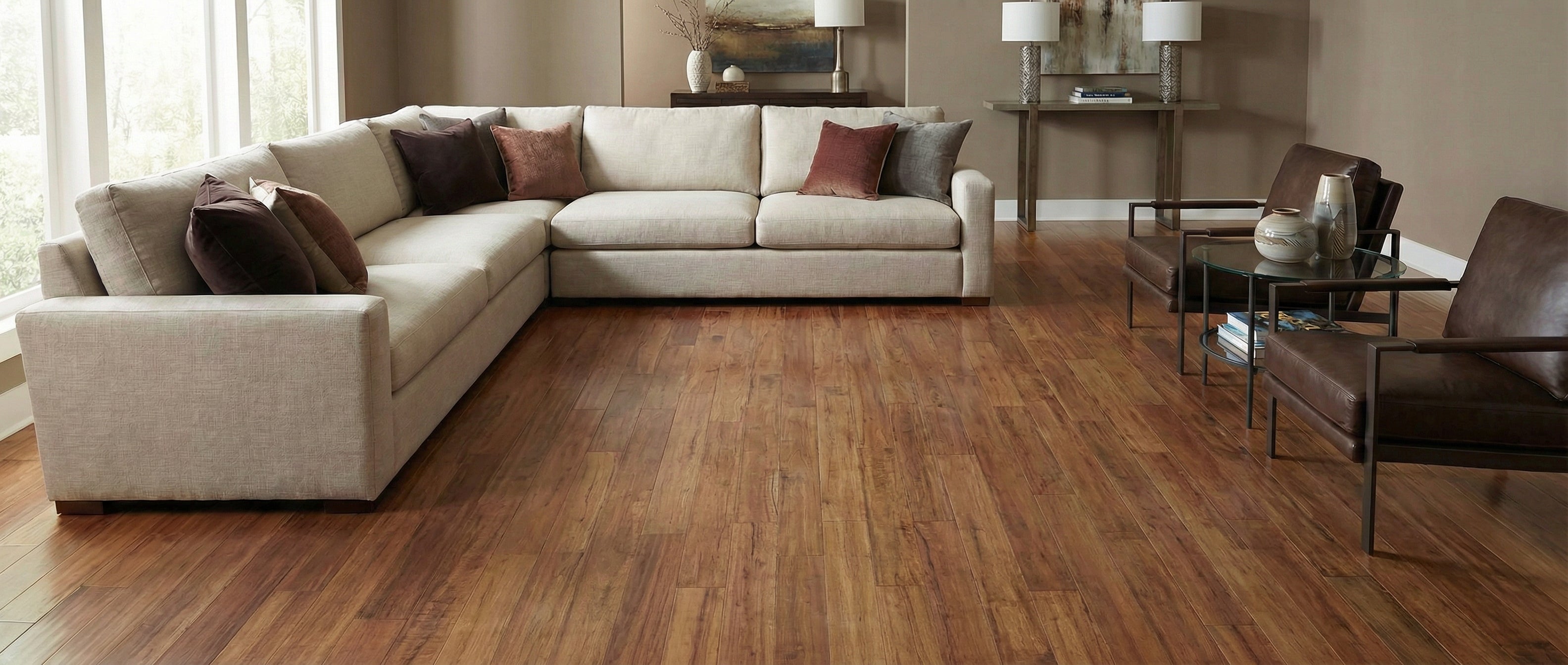 Pièce vide avec plancher de bois brun. Canapé beige, fauteuils cuir, table basse. Potentiel déco: tapis rectangulaire