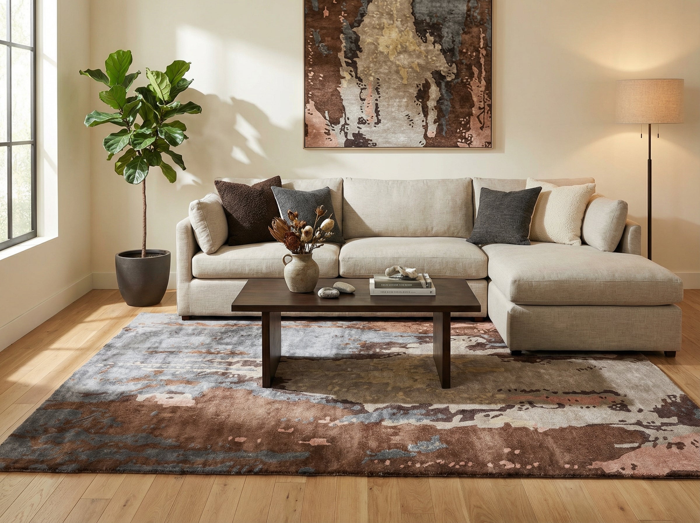 Tapis rectangulaire aux tons naturels dans un salon, ambiance chaleureuse. Style déco contemporain