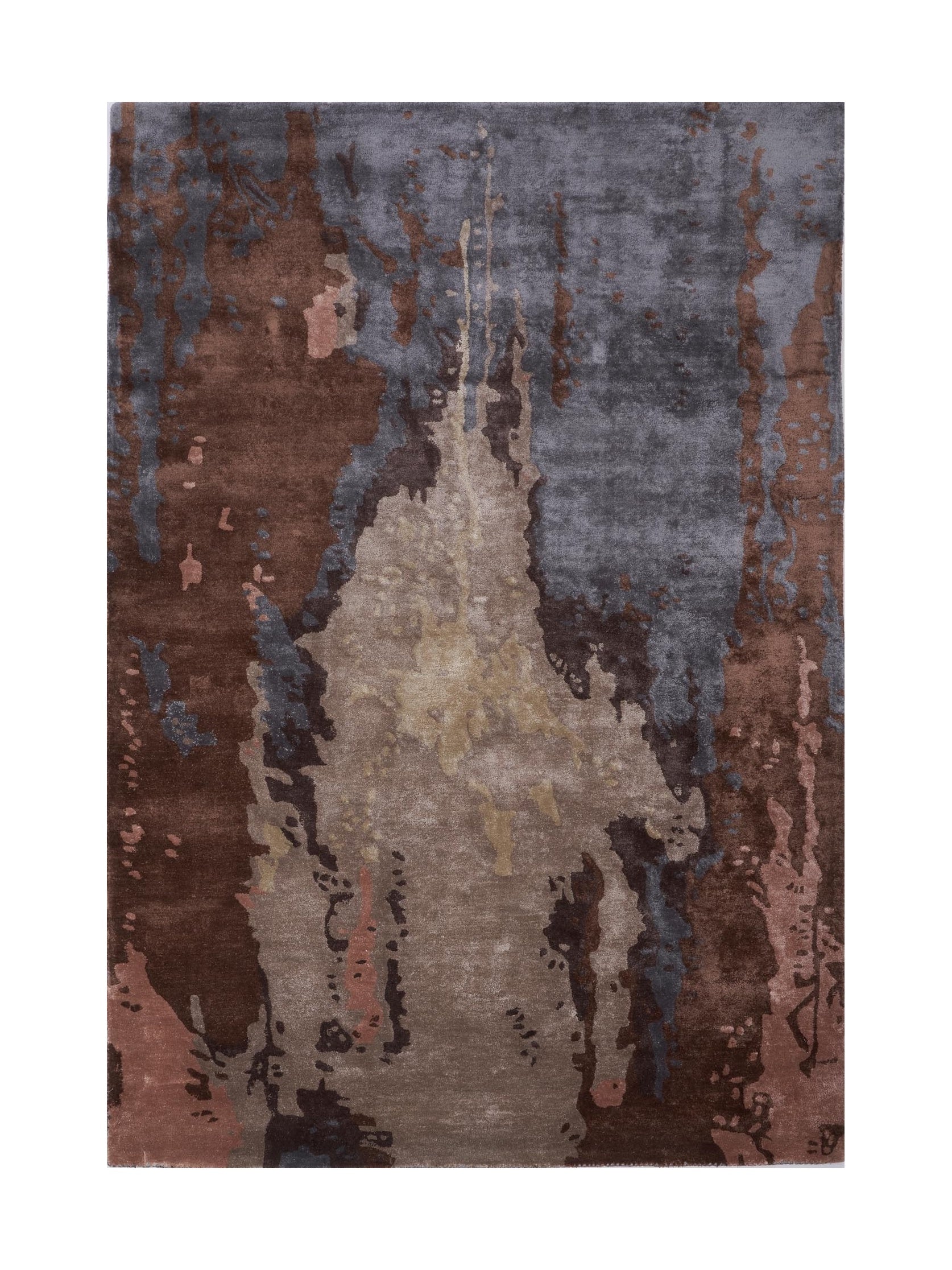 Tapis rectangulaire avec un motif abstrait dans des tons de brun, gris et beige, créant une ambiance chaleureuse