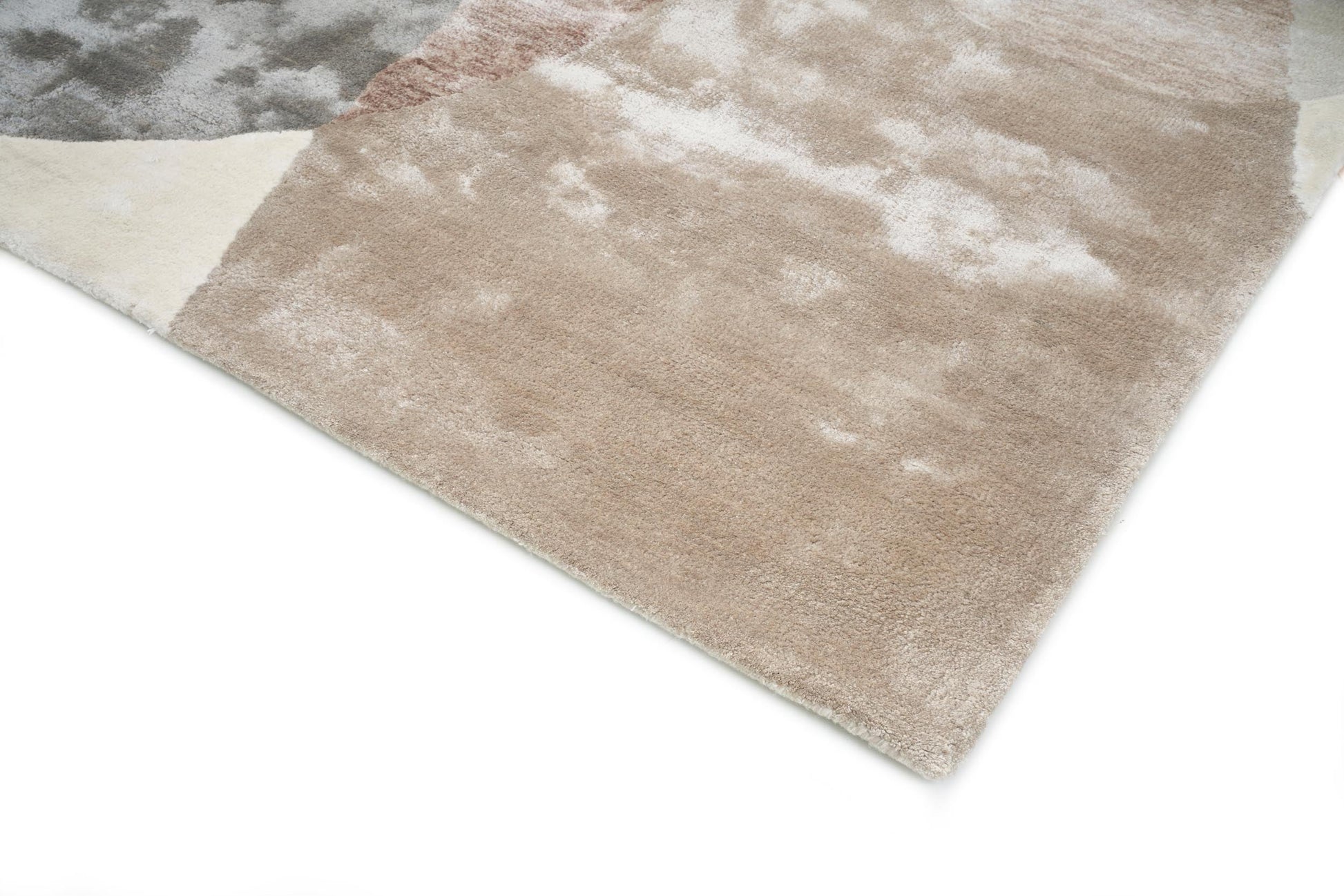 Tapis rectangulaire aux tons beige et gris. Finition douce et texturée, aspect moderne