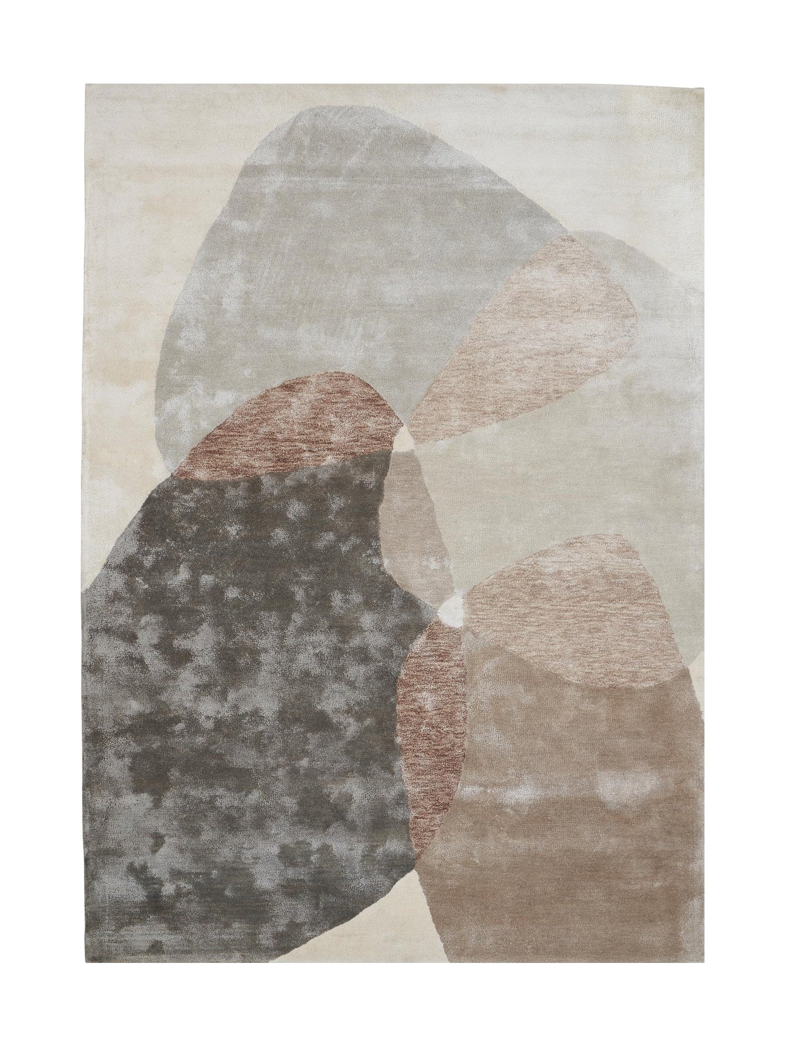 Tapis rectangulaire aux motifs abstraits, tons beiges, gris et bruns. Style contemporain, ambiance chaleureuse
