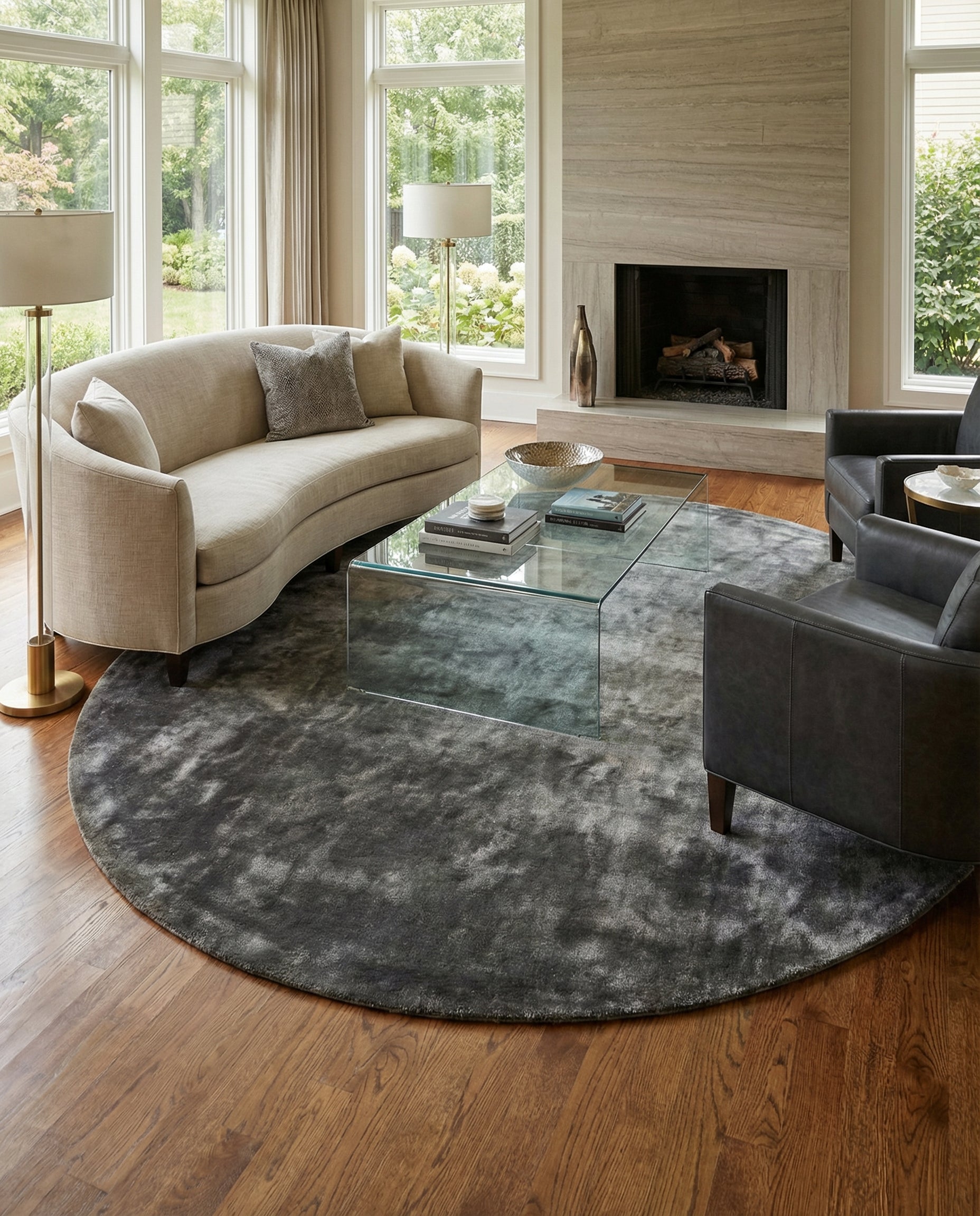Tapis rond gris acier, pièce harmonieuse. Le tapis en viscose crée une ambiance chaleureuse