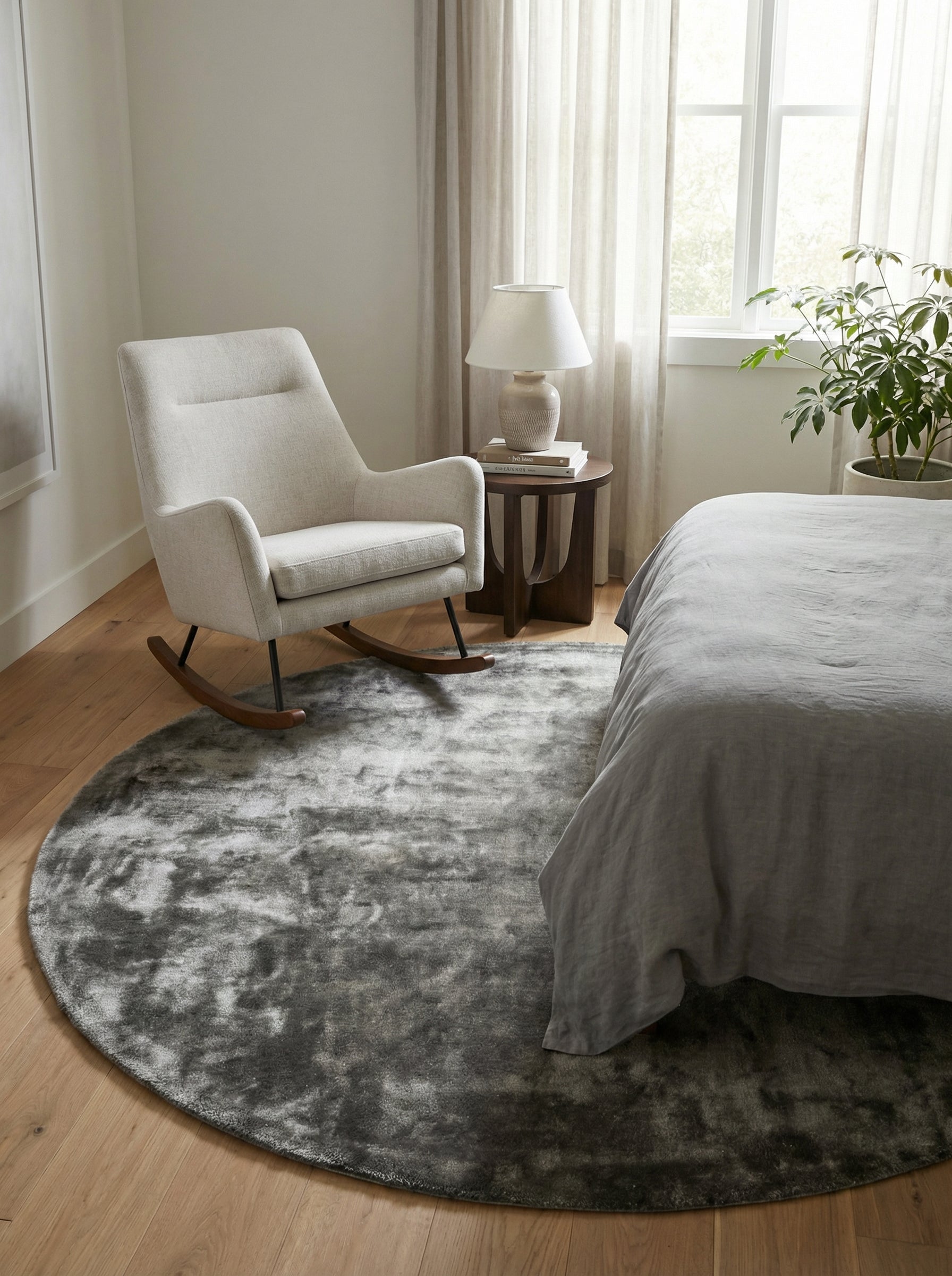 Tapis rond gris en viscose dans une chambre, ambiance apaisante