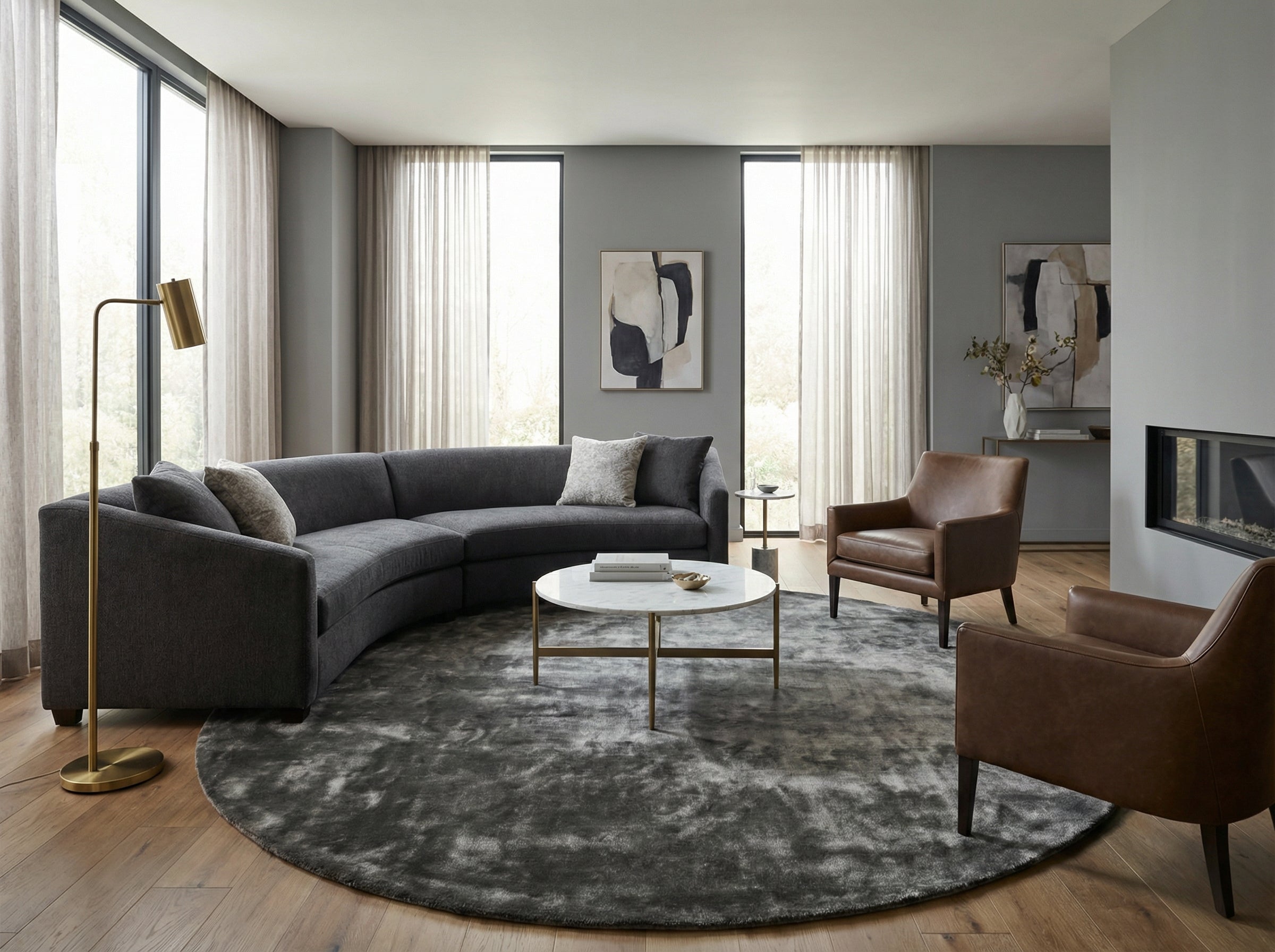 Style déco moderne, ambiance zen. Pièce avec canapé gris, tapis rond en viscose