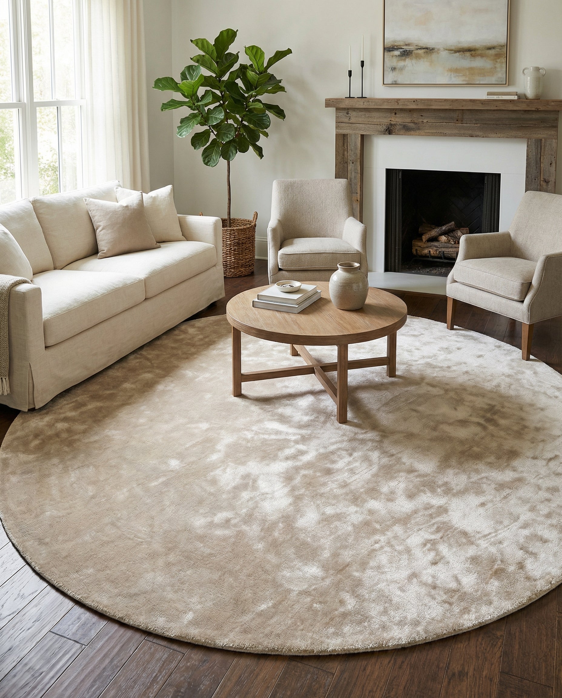 Tapis rond beige clair, ambiance chaleureuse dans la pièce. Le tapis adoucit l'espace, crée une atmosphère confortable