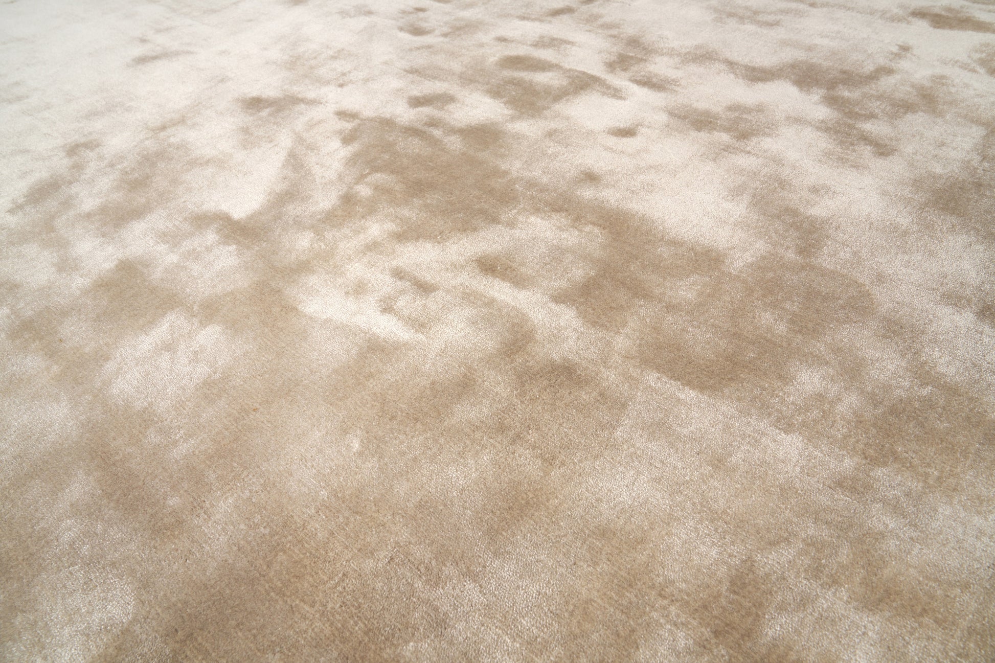 Tapis beige et sable, tissage dense, relief subtil. Aspect tactile doux et moelleux. Ambiance chaleureuse