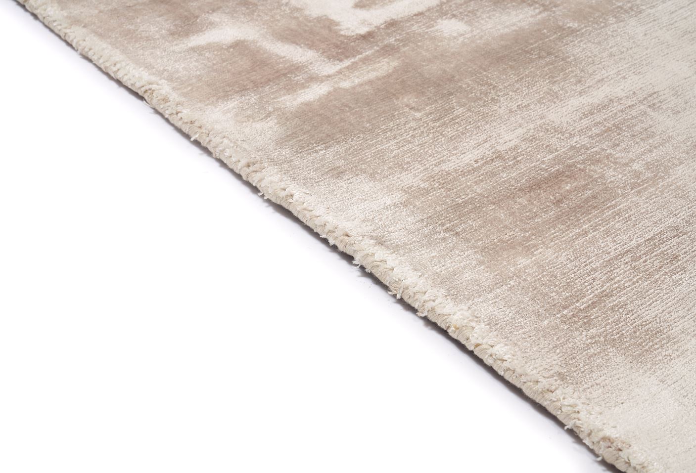 Détail texture de Plain Paloma. Tapis en viscose avec fibres visibles et tissage subtil. Collection Handmade, forme ronde.