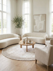 Tapis rond gris argenté dans un salon. Design épuré, style contemporain. Ambiance douce et lumineuse