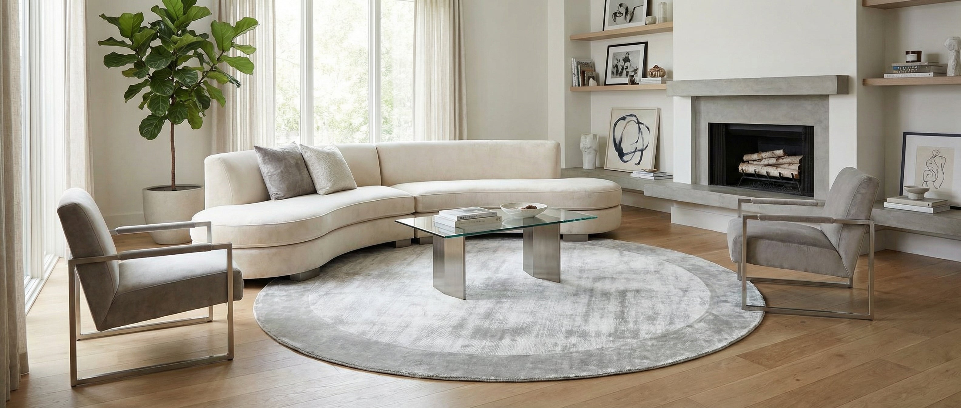 Un tapis rond gris et perle transforme la pièce. Il crée une harmonie douce et élégante