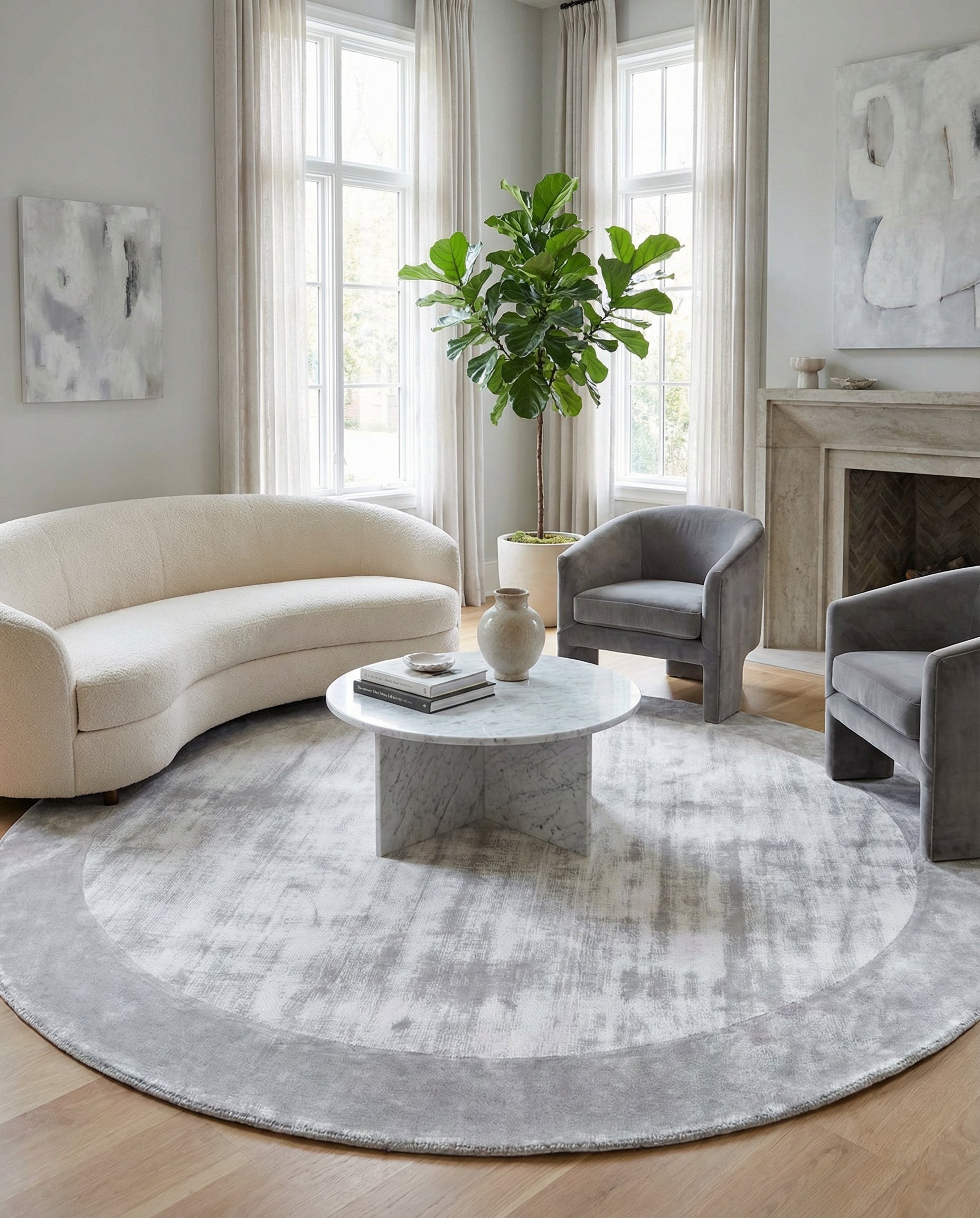 Tapis rond gris et perle. Il adoucit la pièce, créant une ambiance paisible