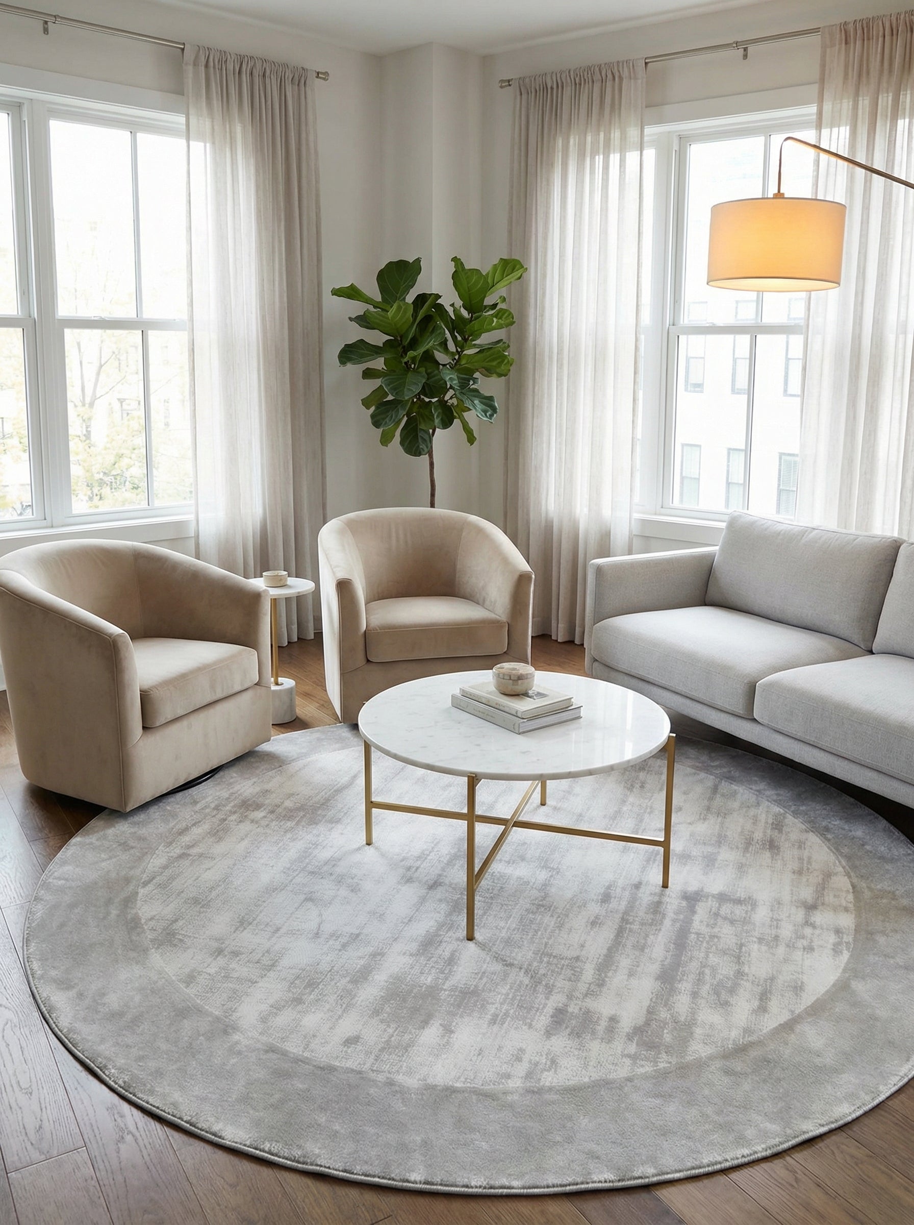 Tapis rond gris et perle, design épuré. Style contemporain dans un salon