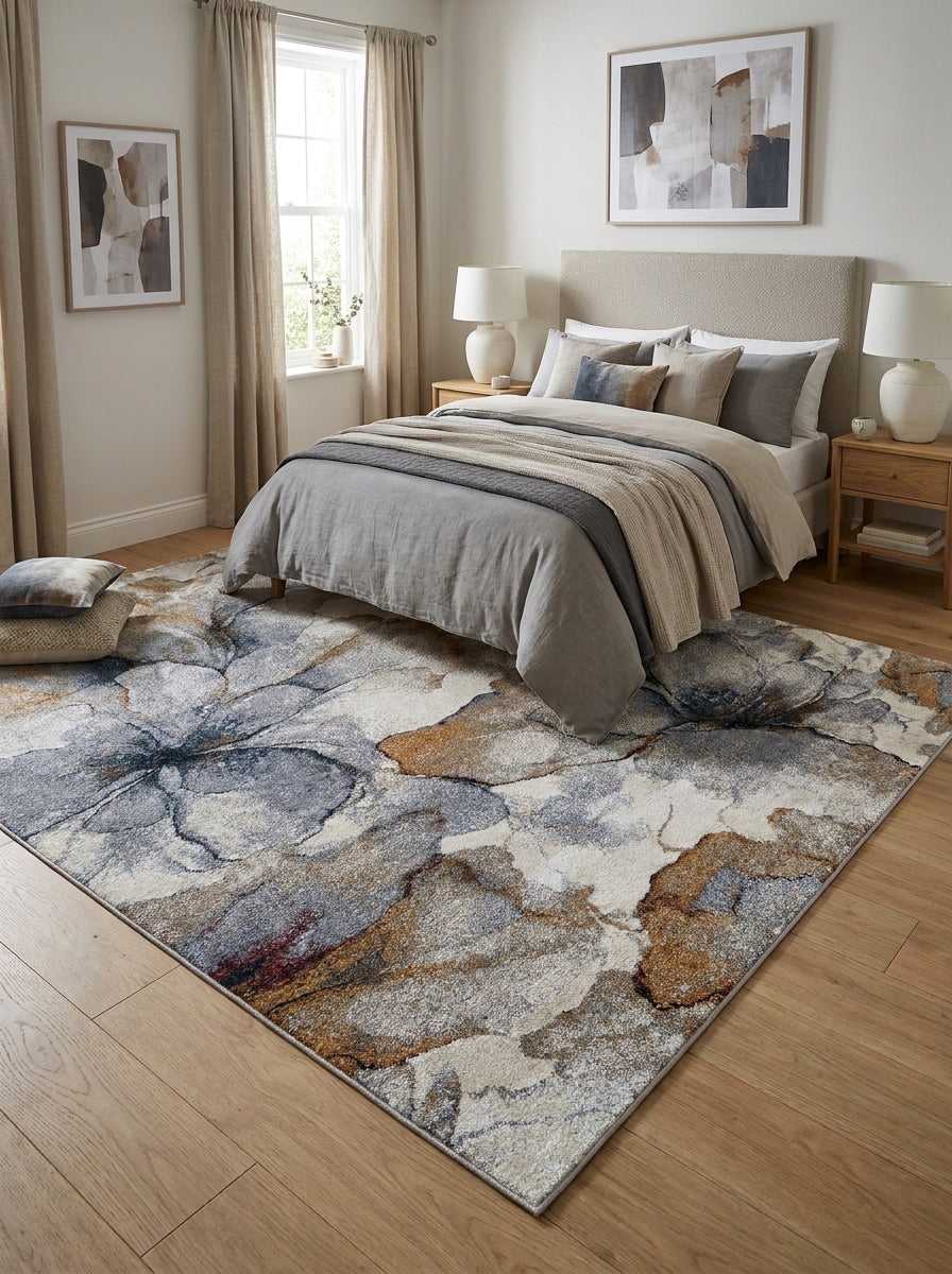 Tapis aux motifs abstraits floraux ou nuageux, gris, bleus, crème et rouille, en chambre