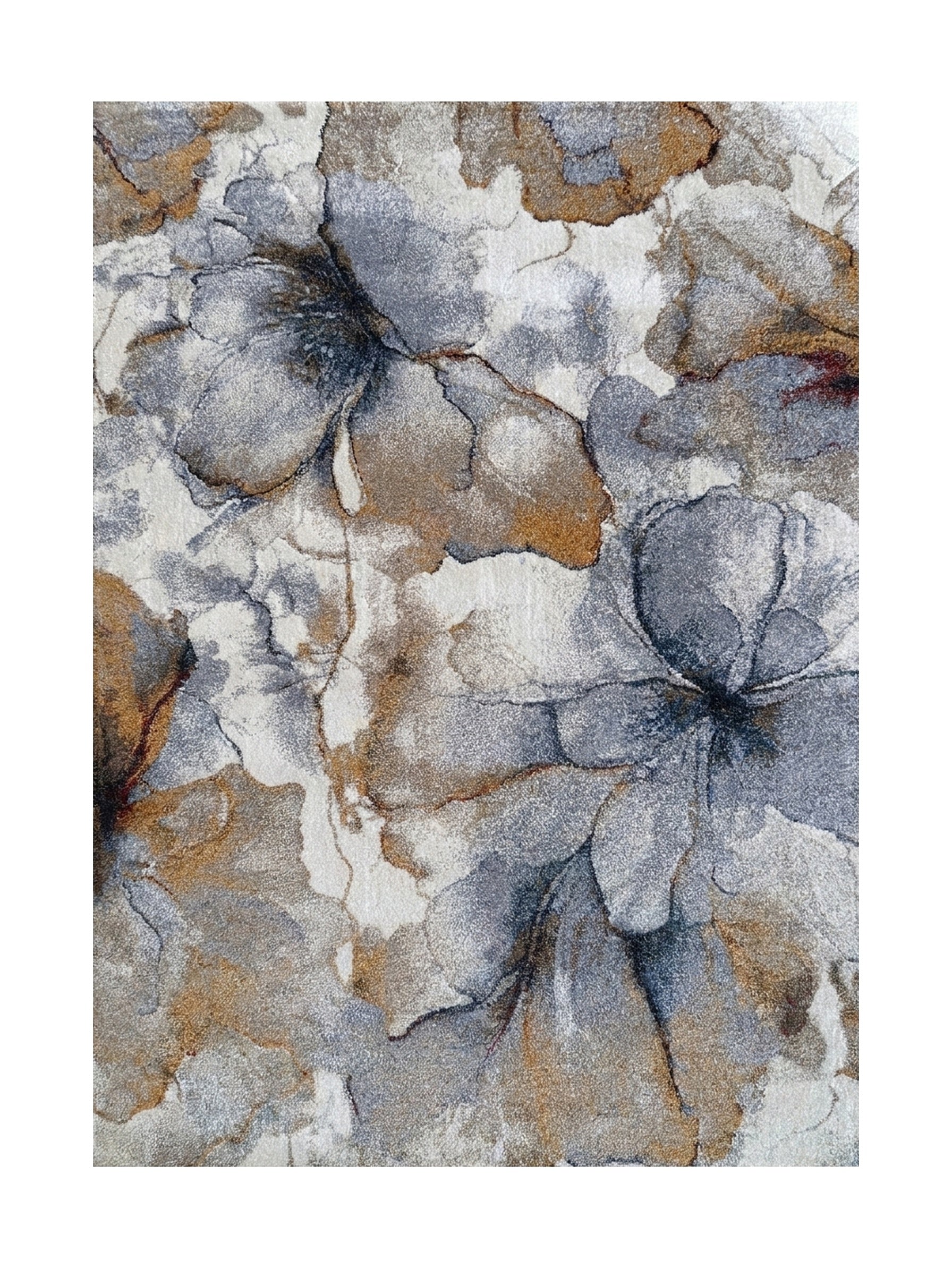 Un tapis texturé et doux avec des motifs floraux abstraits en gris, bleu foncé, blanc crème, ocre et marron-rouge