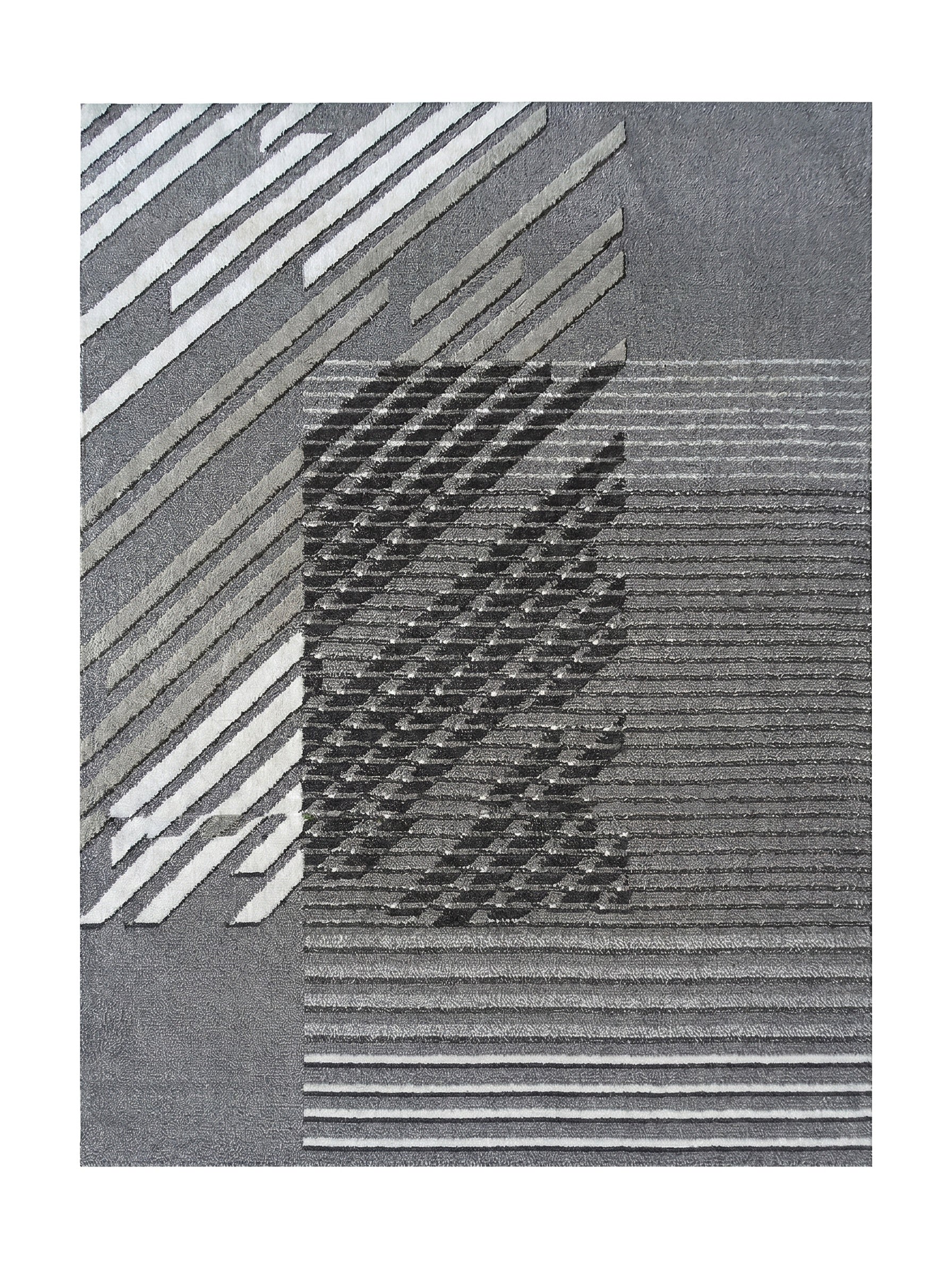Tapis gris avec des motifs géométriques mêlant des rayures diagonales blanches et grises claires, et des blocs de bandes horizontales sombres