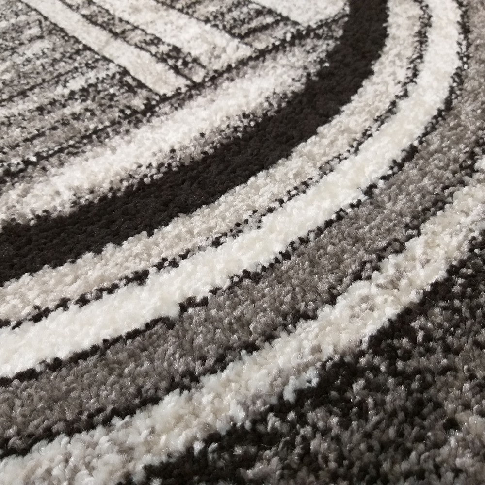 Tapis texturé aux motifs abstraits de rayures courbes et droites en noir, blanc et différentes nuances de gris