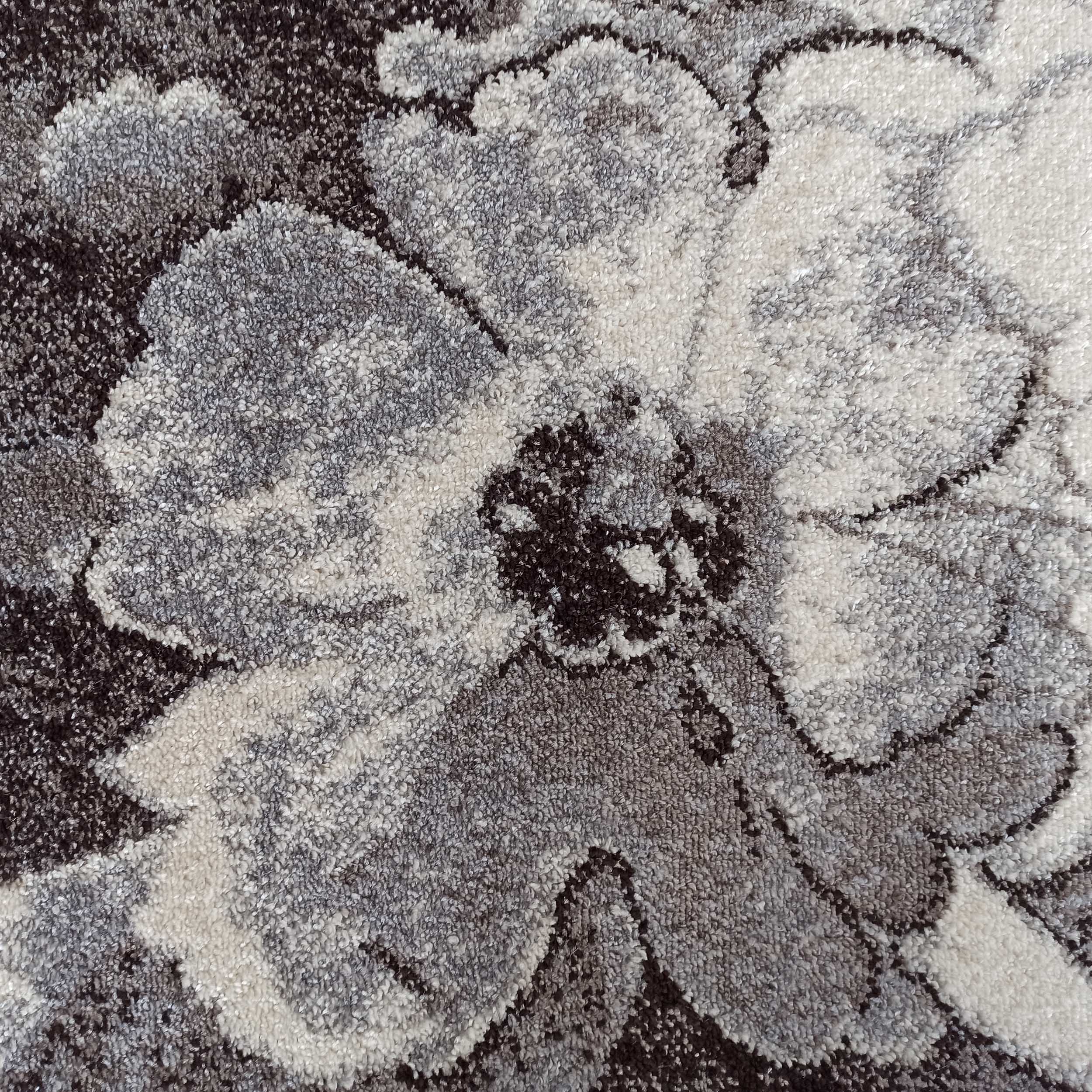 Tapis à poil long avec un grand motif floral abstrait aux nuances de blanc, gris et marron foncé