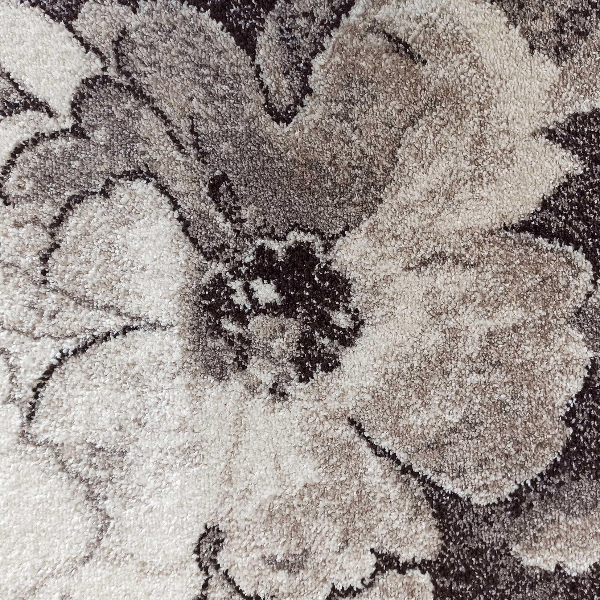 Tapis à motifs floraux en nuances de marron, beige et blanc cassé, avec une texture douce et bouclée