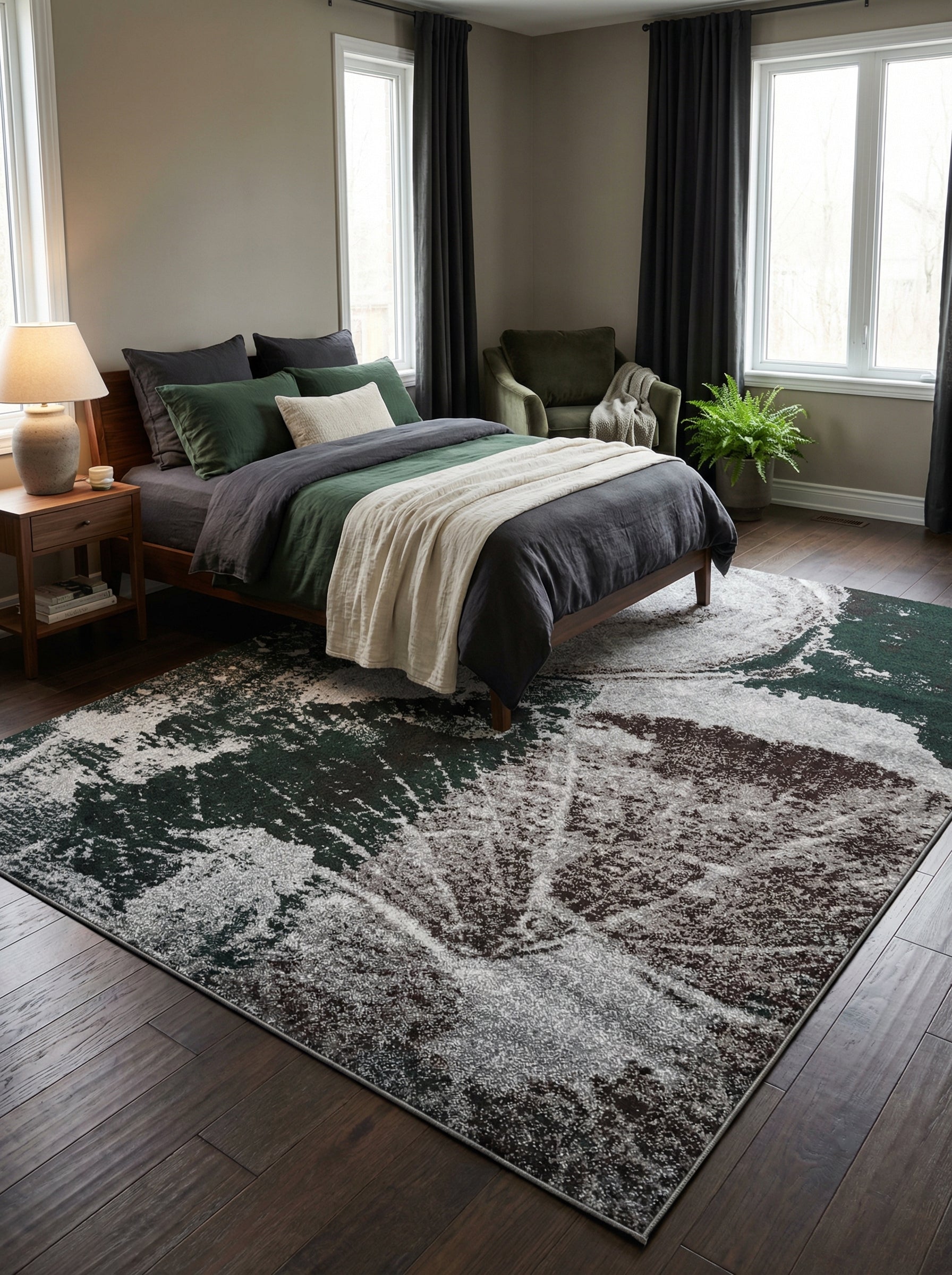 Tapis rectangulaire abstrait avec des formes tourbillonnantes vert foncé, gris et brun sur un parquet de chambre