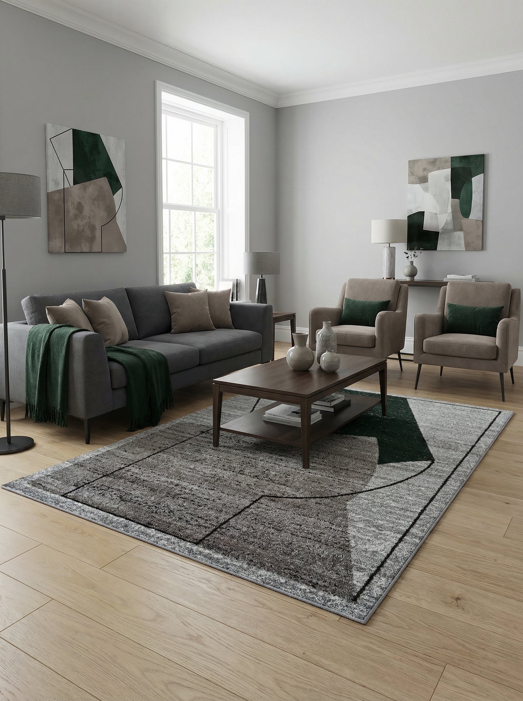 Tapis rectangulaire texturé gris clair et foncé, avec des motifs géométriques vert sapin et des bordures noires, sur un parquet de salon