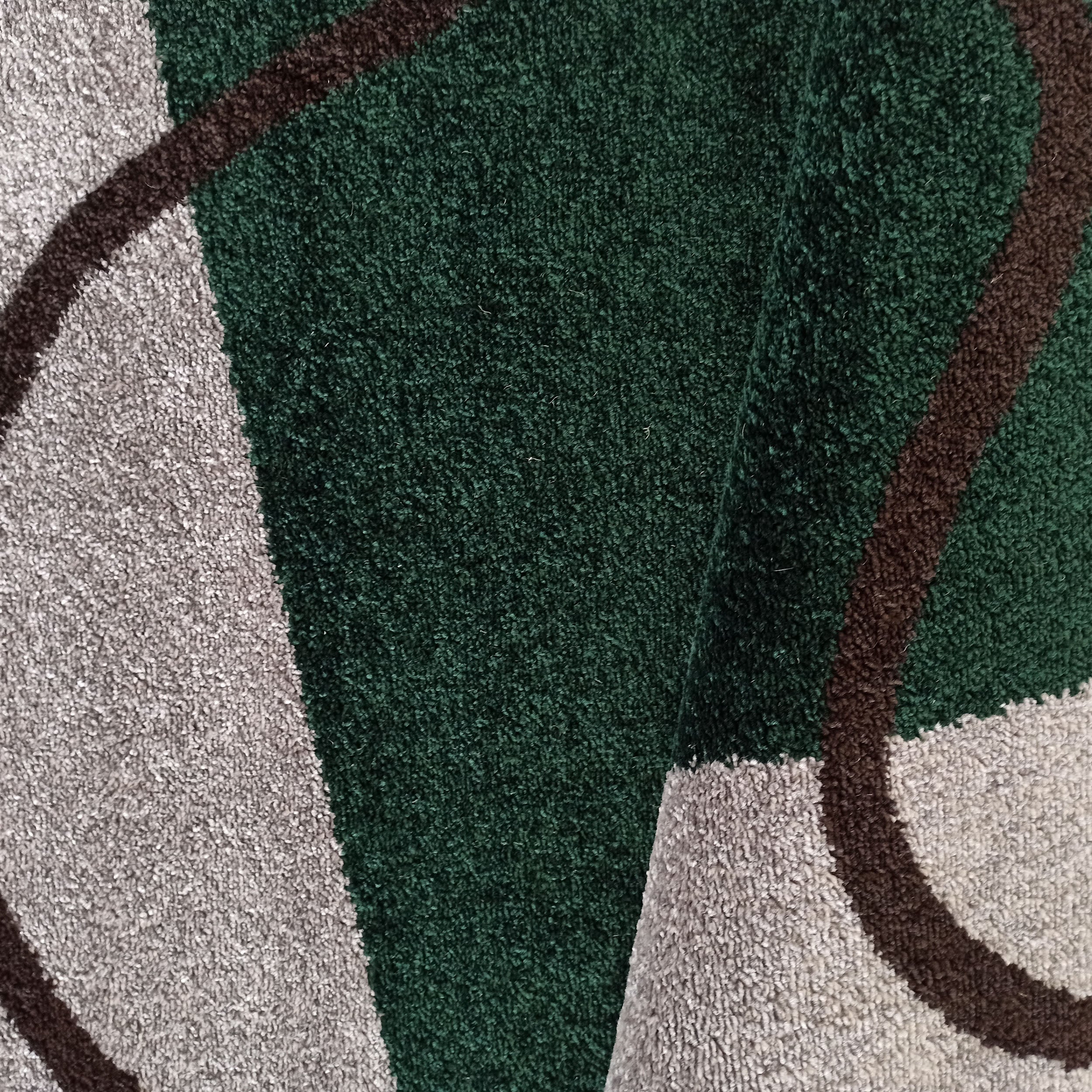 Tapis à poils courts vert foncé, gris clair et marron, avec un motif abstrait de lignes courbes