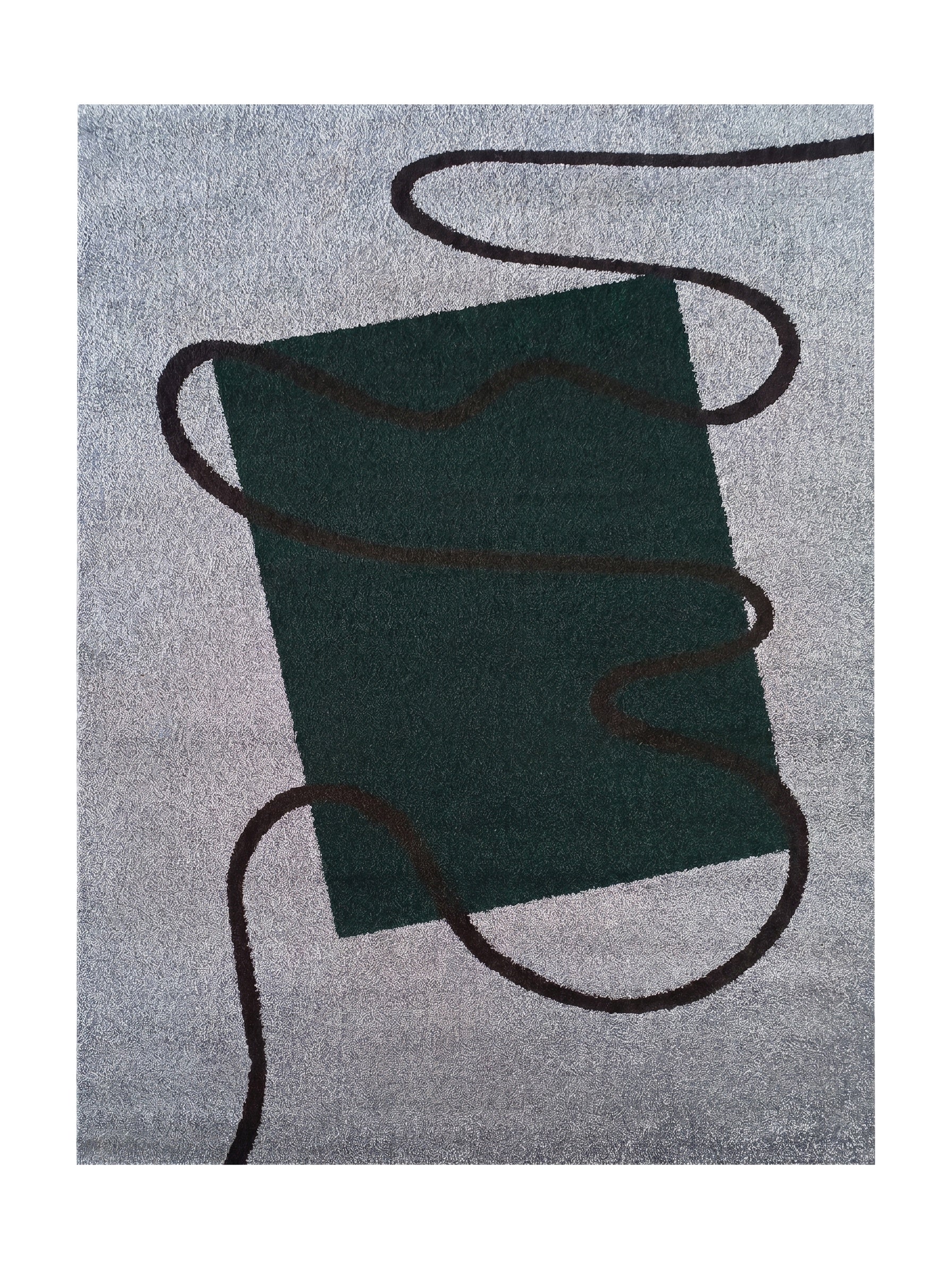 Tapis à poils courts gris argenté, avec un grand rectangle vert foncé et d'épaisses lignes ondulées marron