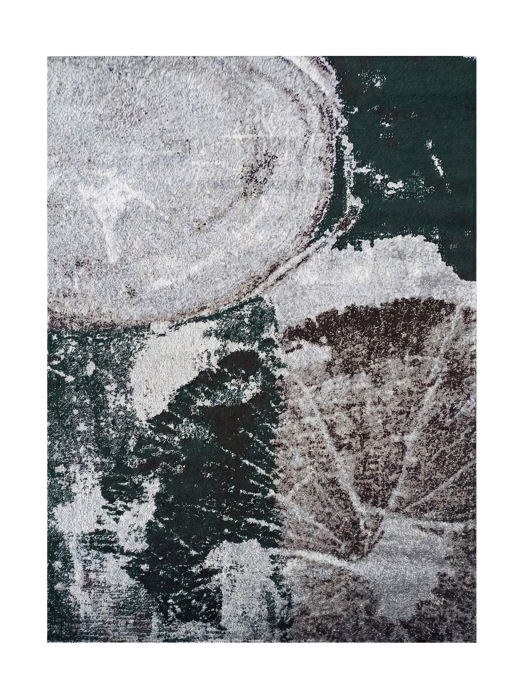 Tapis rectangulaire aux motifs abstraits évoquant des coups de pinceau ou des éclaboussures en blanc et gris sur fond vert sombre et noir