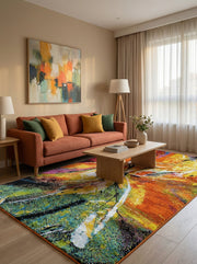 Tapis abstrait en fibres douces, aux motifs de couleurs vives comme le vert, orange, jaune et bleu, dans un salon