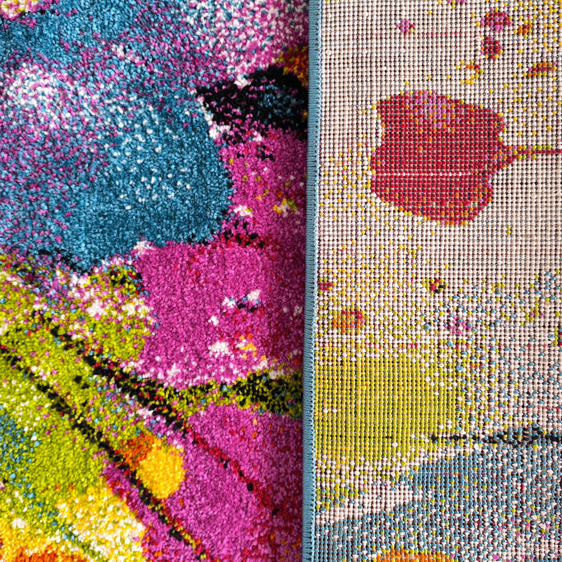 Tapis abstrait avec une surface velue mêlant fuchsia, turquoise, vert et jaune. Le dos tissé clair présente des points colorés