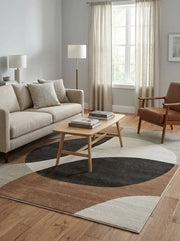Tapis rectangulaire aux motifs abstraits de grands cercles et arcs entrelacés en marron, gris foncé, gris clair et crème, dans un salon moderne
